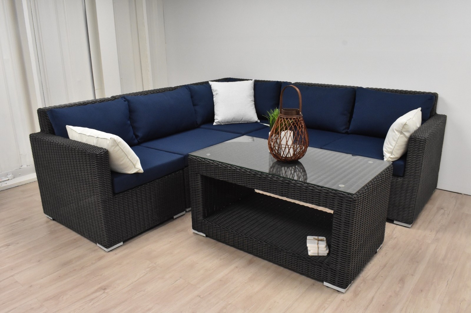 A Lovely L Shaped Cushioned Sofa With Seating For 6 People And The Added Bonus Of A 2 Seater Cushioned Bench To Match.