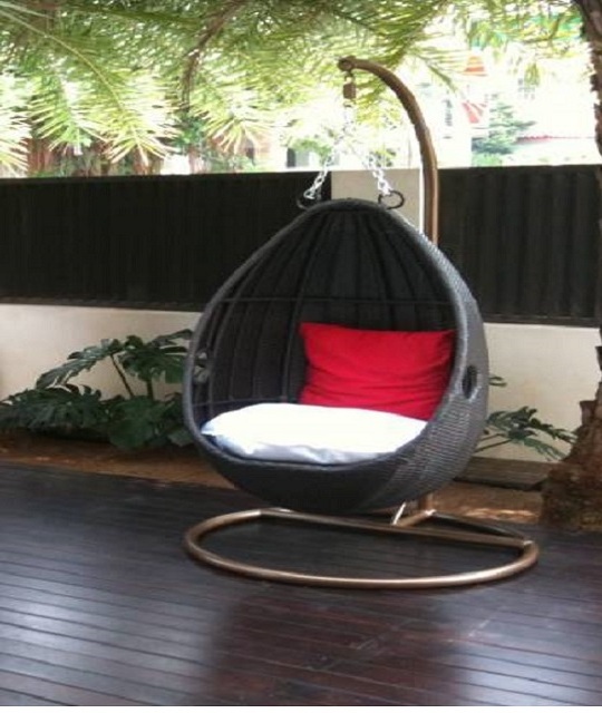 Modern outdoor patio wicker rattan single swing egg chair furniture / poly rattan wicker patio garden hanging chair for balcony