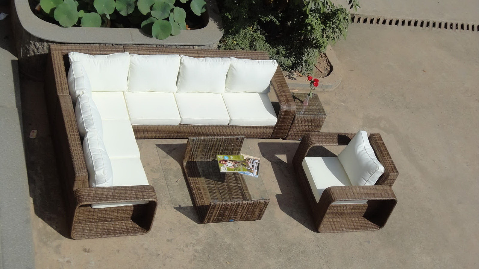 A Lovely L Shaped Cushioned Sofa With Seating For 6 People And The Added Bonus Of A 2 Seater Cushioned Bench To Match.