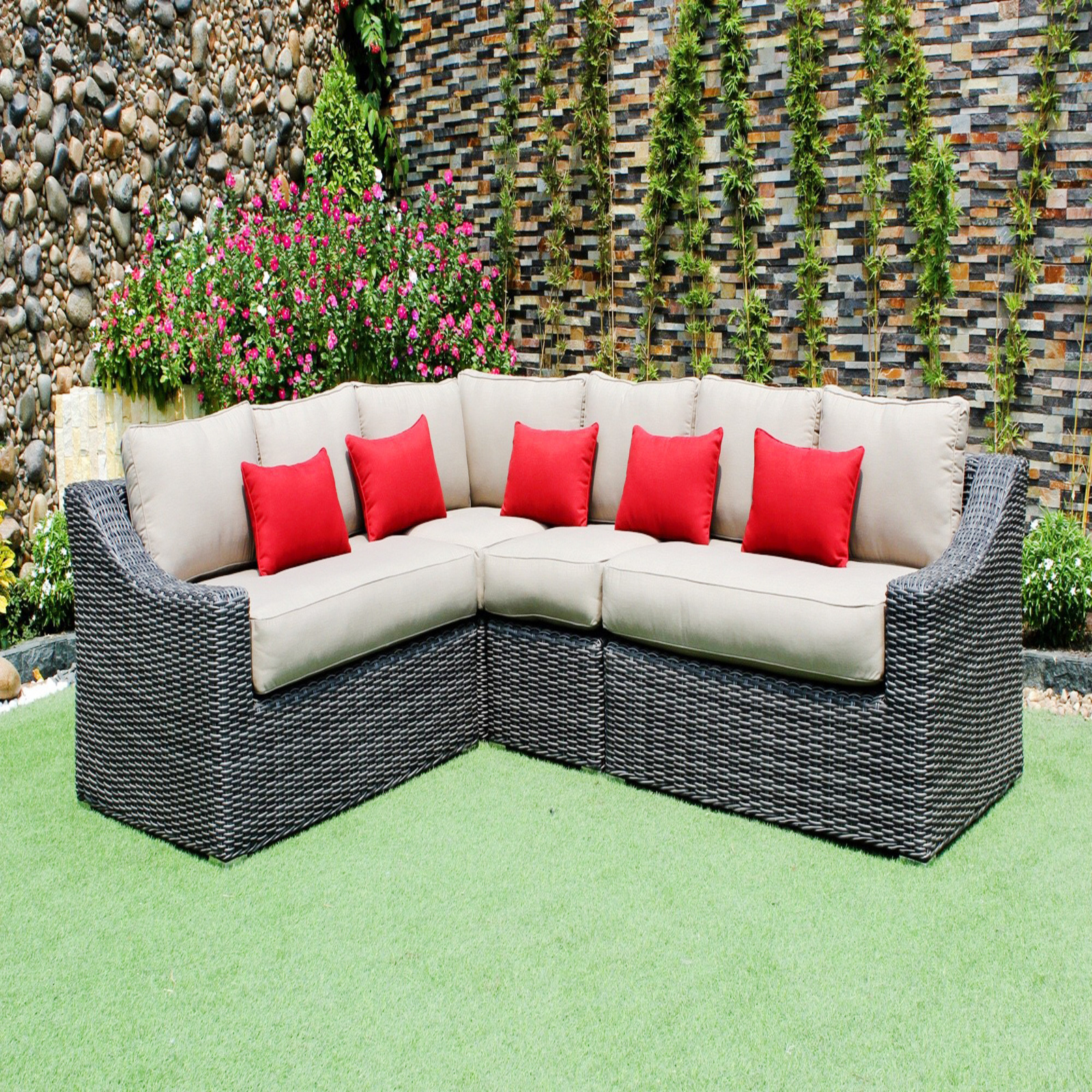 A Lovely L Shaped Cushioned Sofa With Seating For 6 People And The Added Bonus Of A 2 Seater Cushioned Bench To Match.