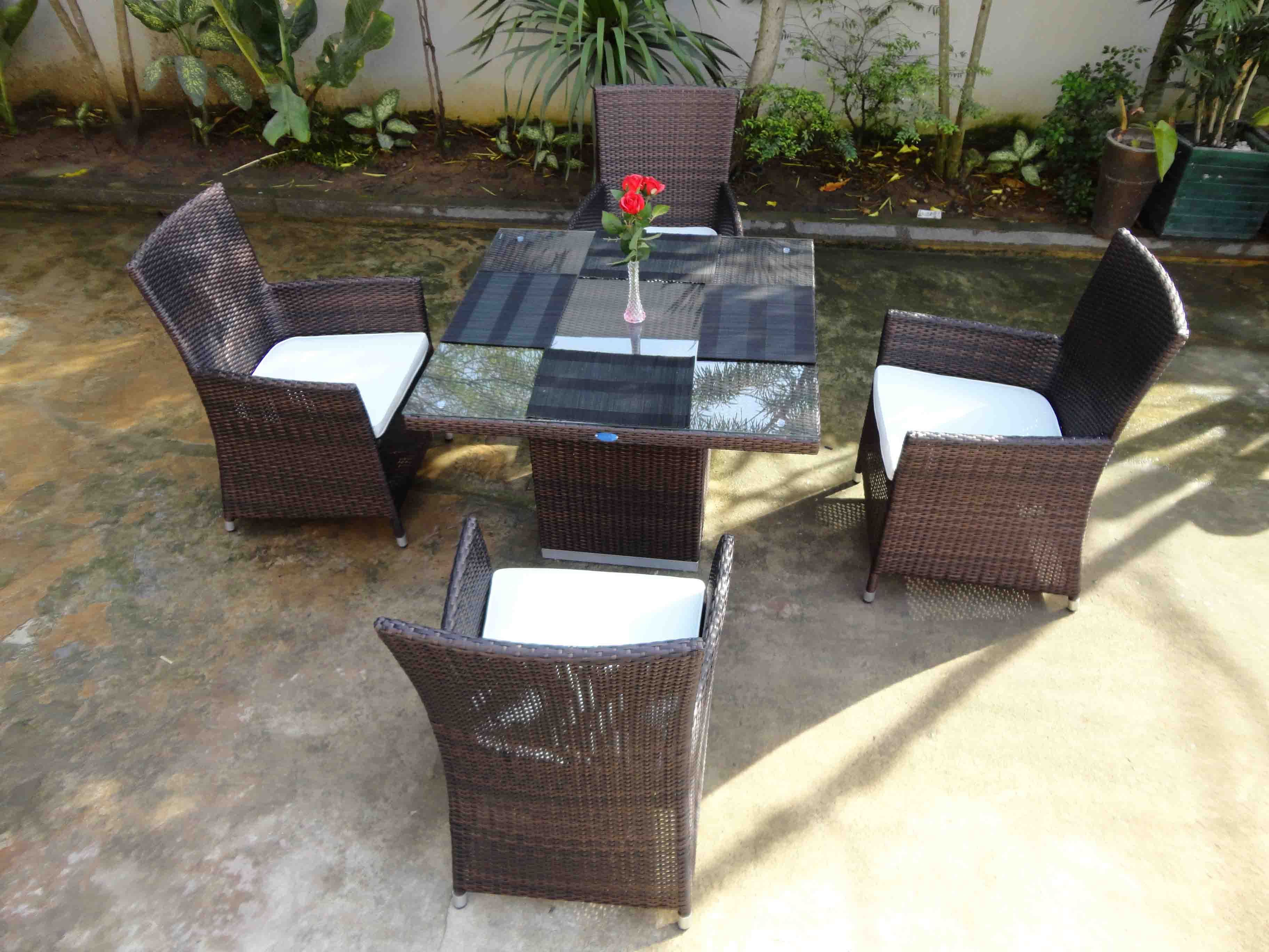 Amazing Dining Set Includes A Dining Table And 4 Armchairs. Made Of High-Quality PE Rattan  And Powder-Coating Aluminum Frame