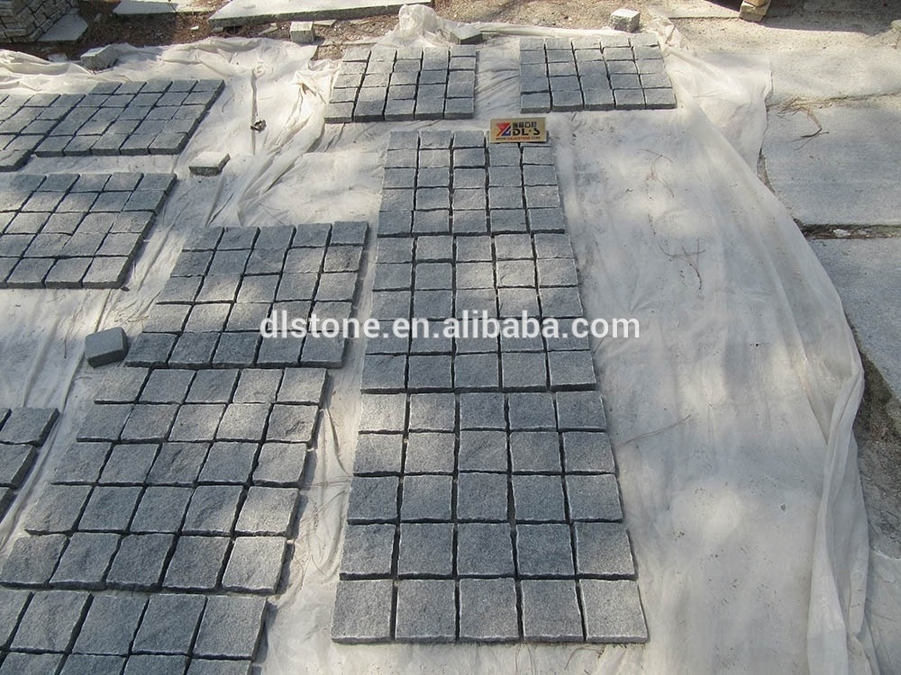 Grey Red Fan Pattern Granite Cobbles Stone Driveway Paver On Mesh