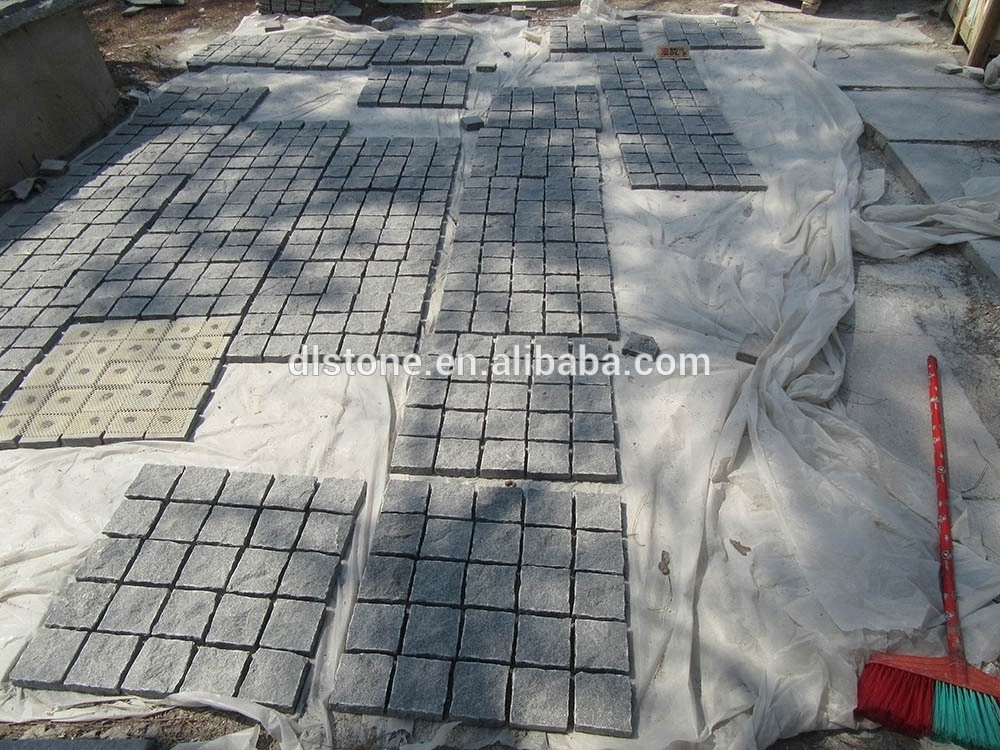 Grey Red Fan Pattern Granite Cobbles Stone Driveway Paver On Mesh