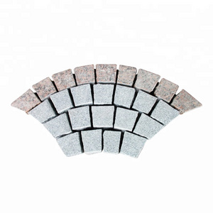 Grey Red Fan Pattern Granite Cobbles Stone Driveway Paver On Mesh