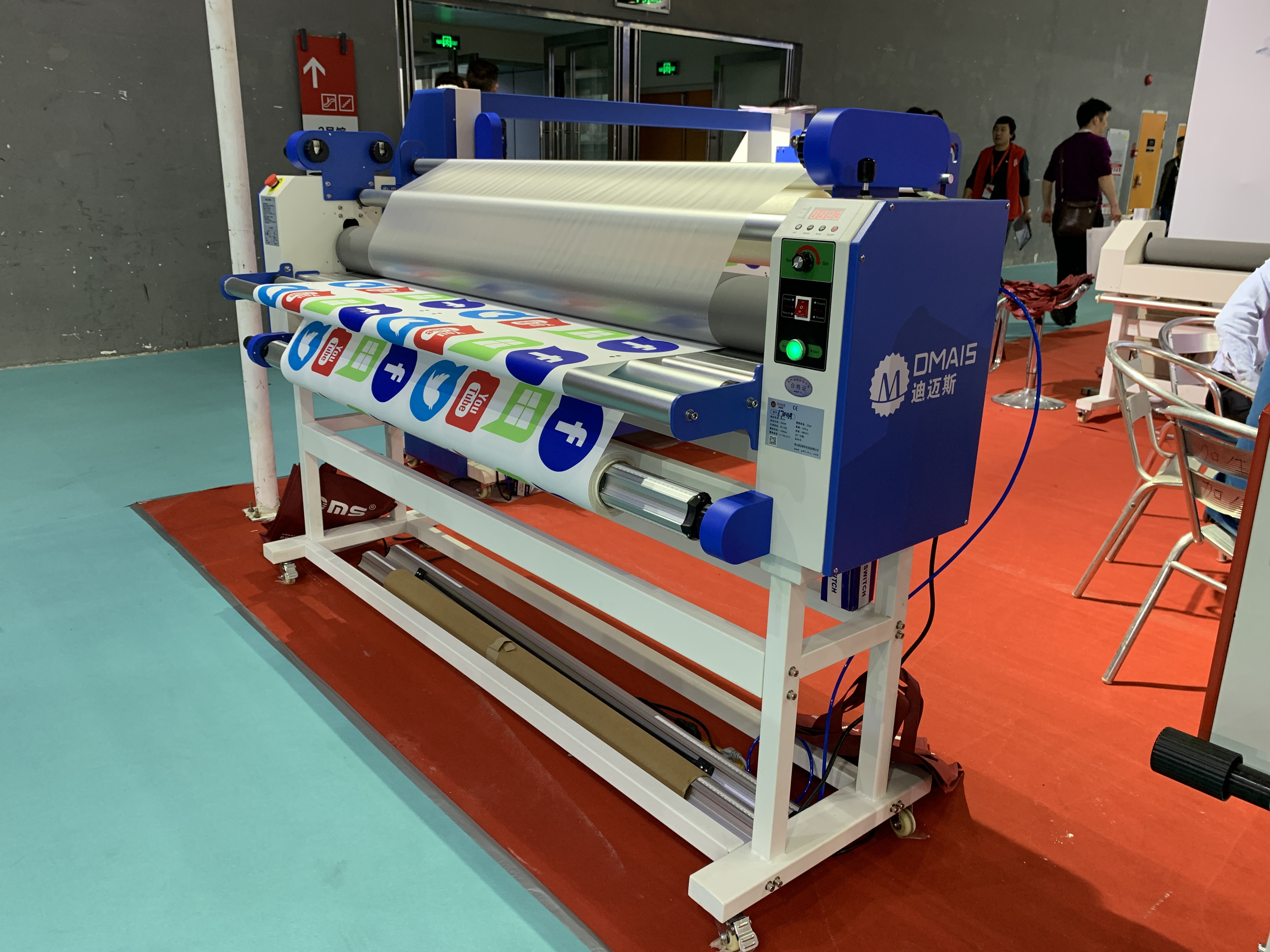 DMS Heat Assist Top Roller Wide Format Lamination Machine Hot and Cold Automatic Roll to Roll Laminator