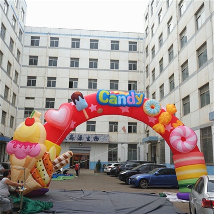 Candy adorns children's inflatable arches for Christmas decoration