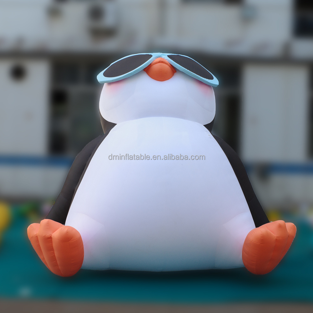 Lovely giant lighting inflatable penguin for outdoor decoration