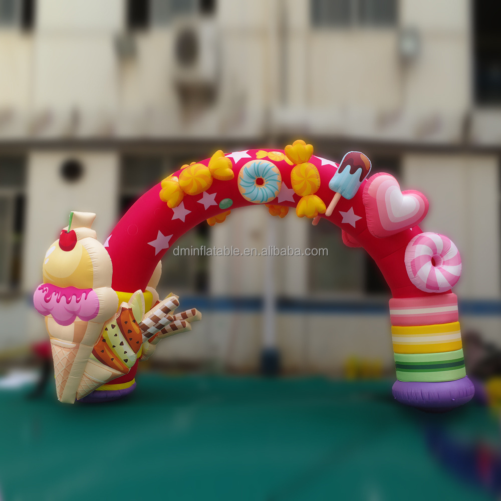 Candy adorns children's inflatable arches for Christmas decoration