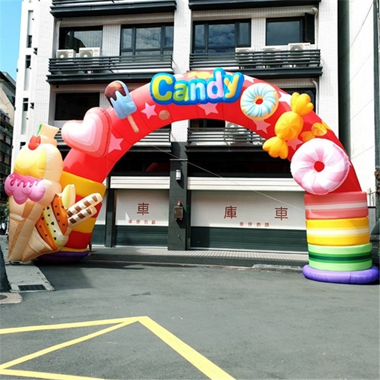 Candy adorns children's inflatable arches for Christmas decoration