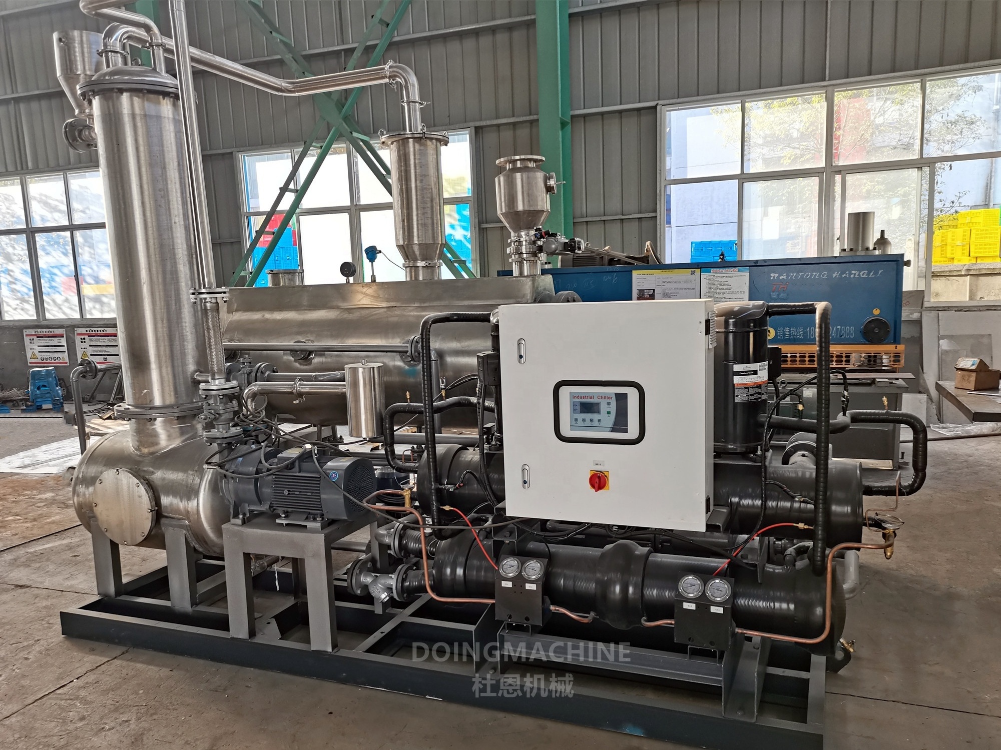 Low temperature heat pump vacuum paddle dryer for sludge