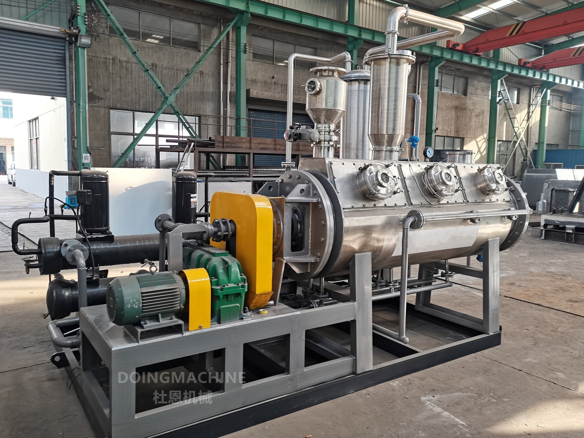 Low temperature heat pump vacuum paddle dryer for sludge