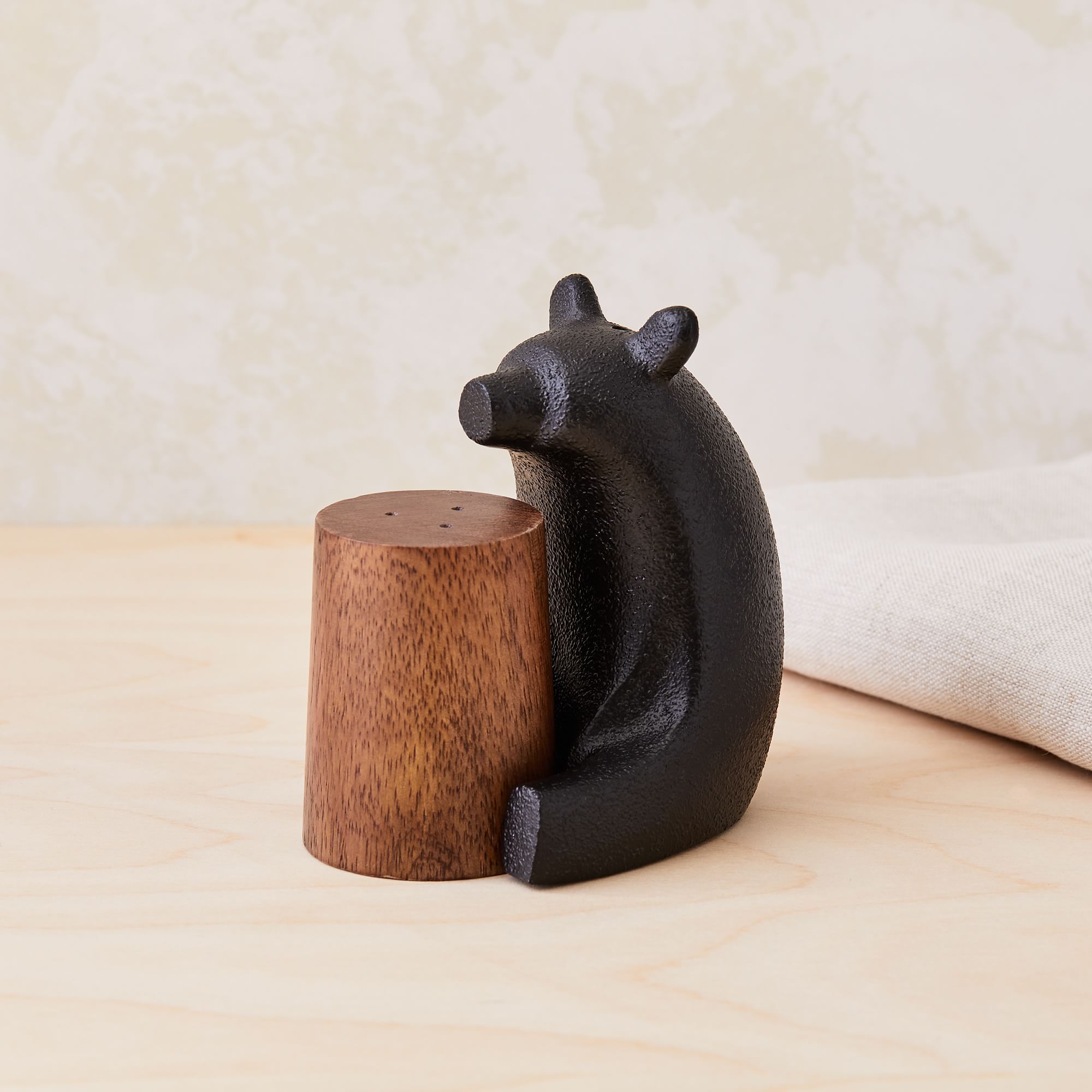 Ceramic salt and pepper shakers bear holding tree stump salt and pepper container