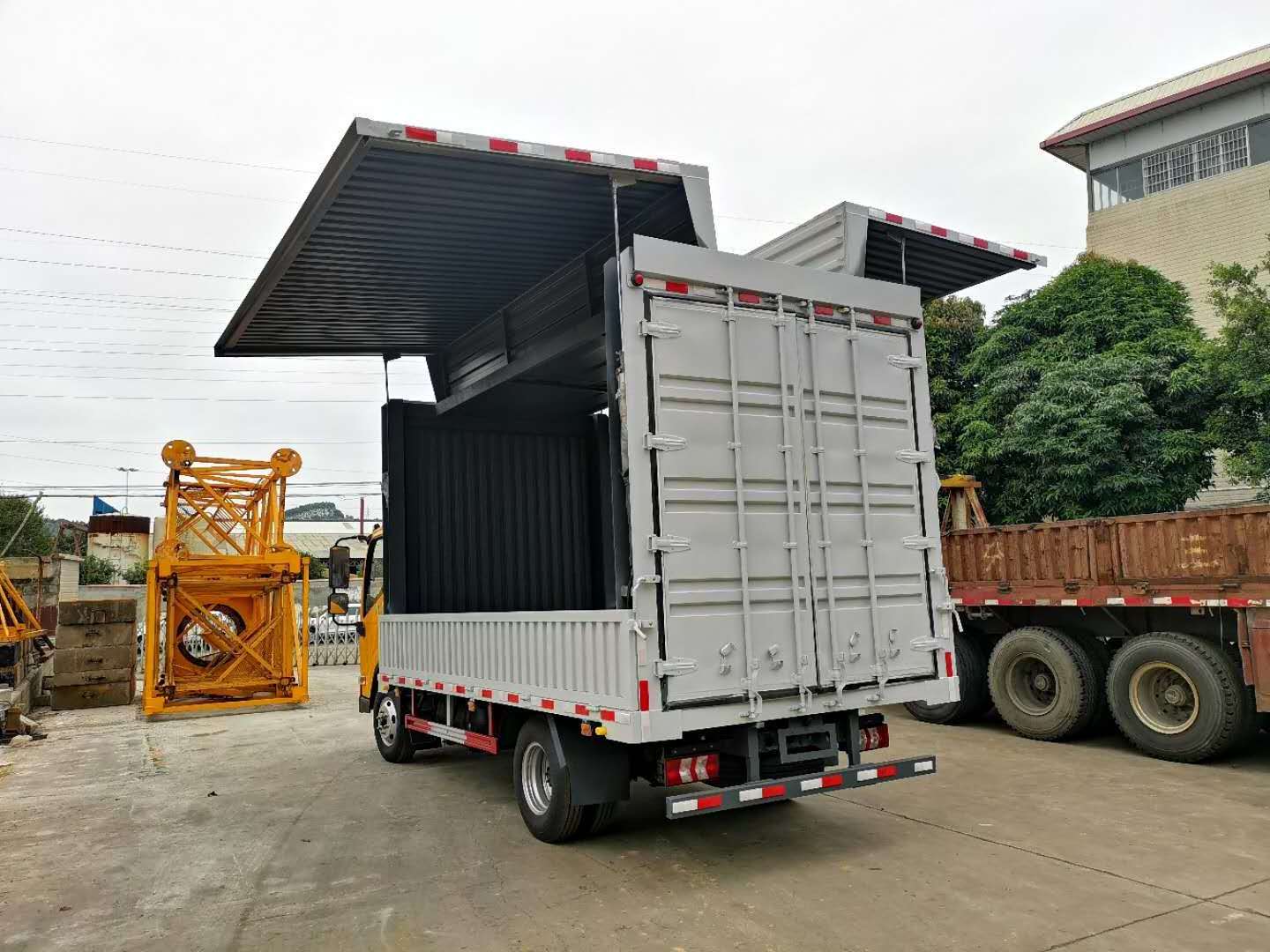 Dongfeng chenglong wing van light truck with wing open box truck for selling