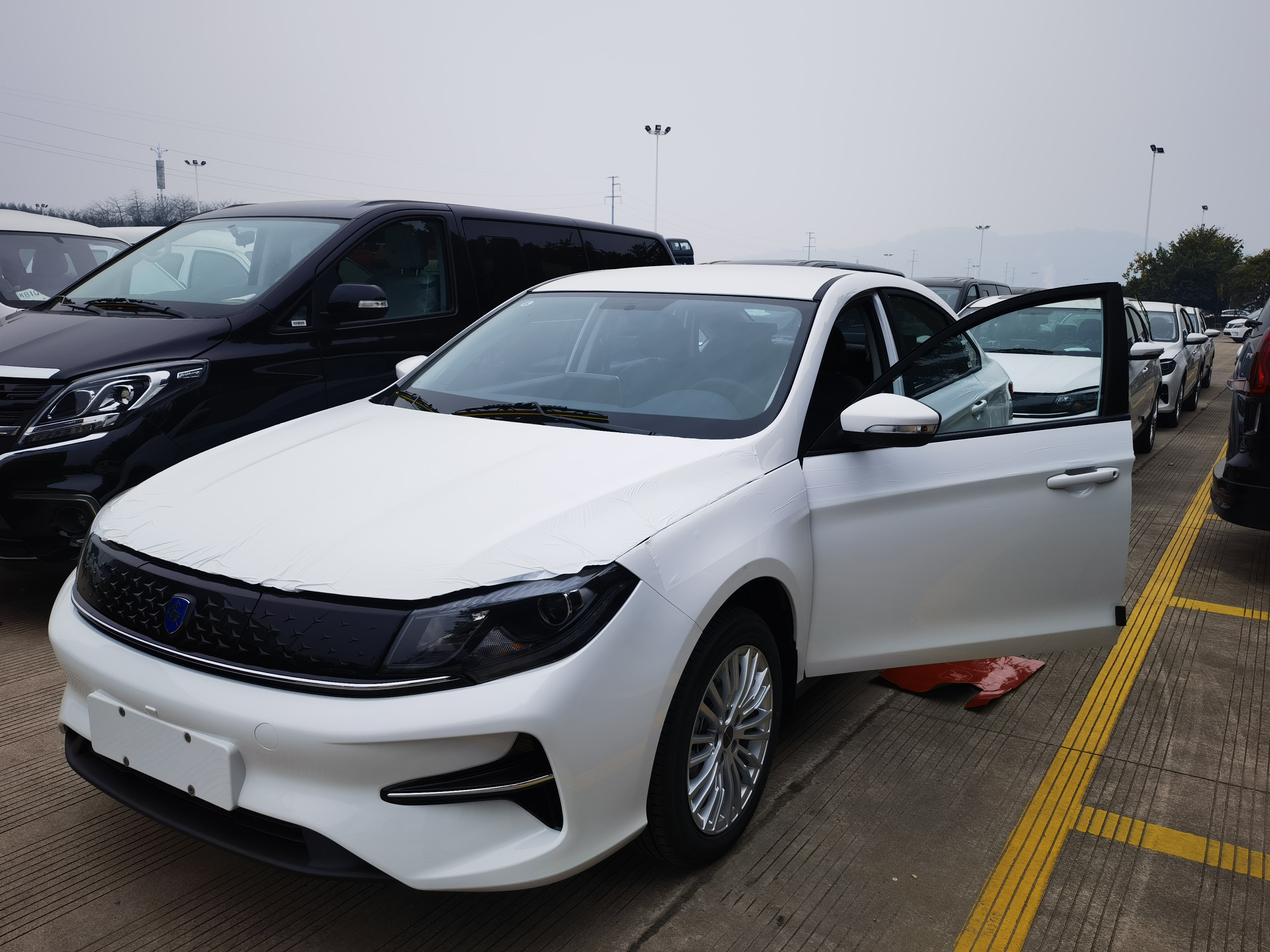 Hot Sale Dongfeng Forthing S60 Electric Sedan High-Speed EV Car with Light Interior New Condition on Sale Now