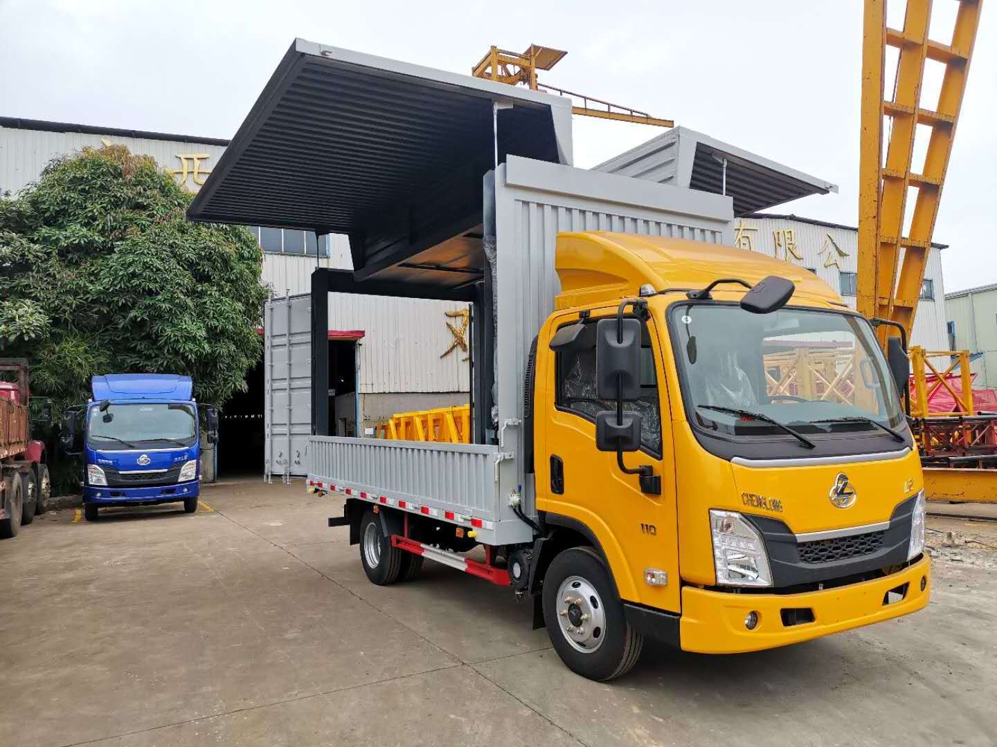 Dongfeng chenglong wing van light truck with wing open box truck for selling