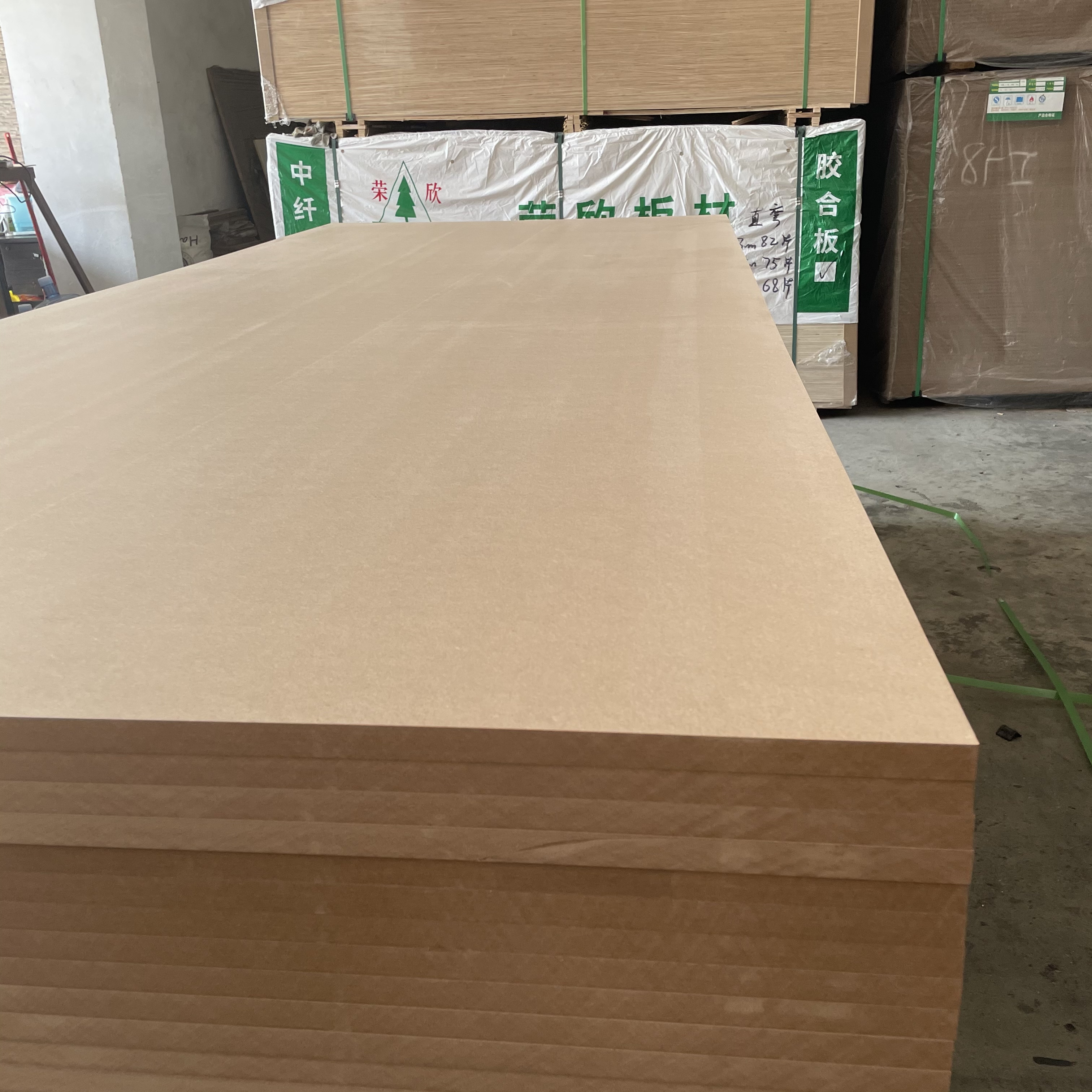 Wholesale Factory MDF price laminated plain mdf board Raw MDF For Furniture