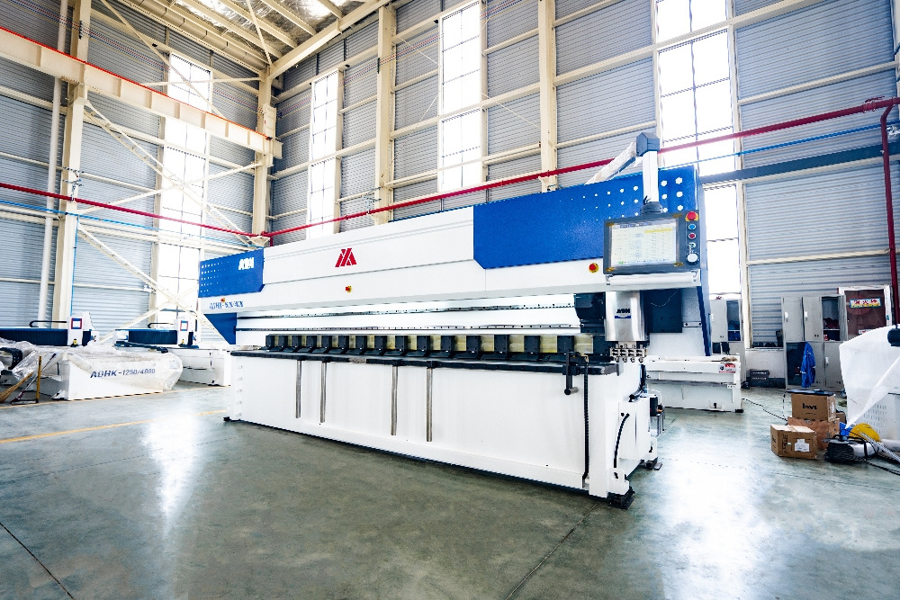 Cnc Hydraulic Vertical Stainless Steel 4 Meters Steel Sheet Metal Slotting Machine V Grooving Machine Metal V Groover Machine