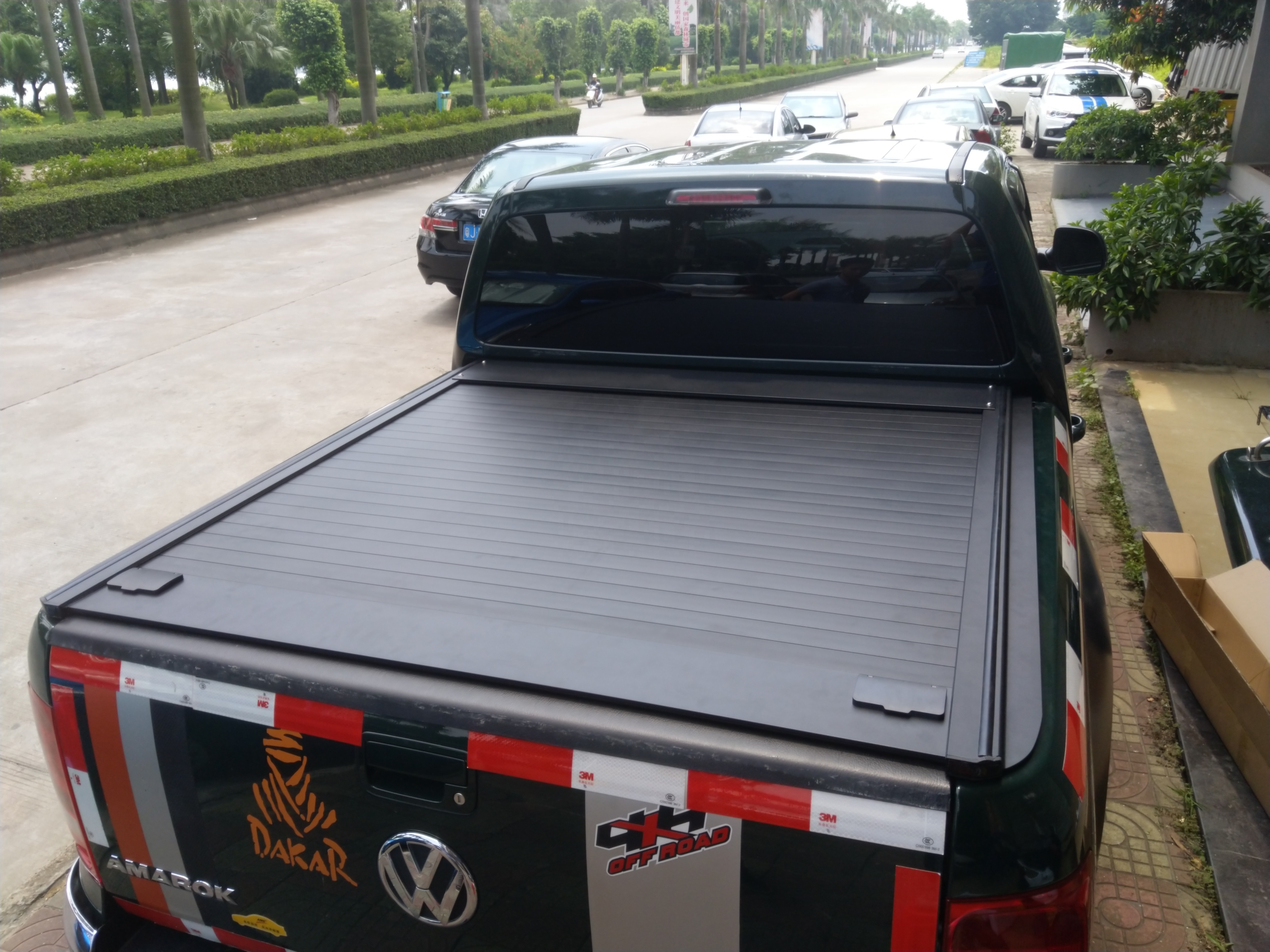 Aluminum Hand Roller Lid  Bed Tonneau Cover With Lock For Hilux Revo 2015+