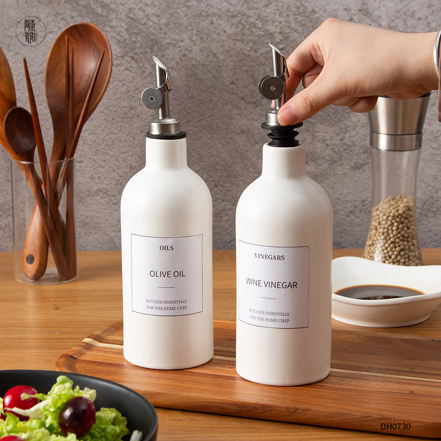 Custom solid color kitchen supplies Household storage oil bottle with lid sauce vinegar ceramic olive oil bottles wholesale