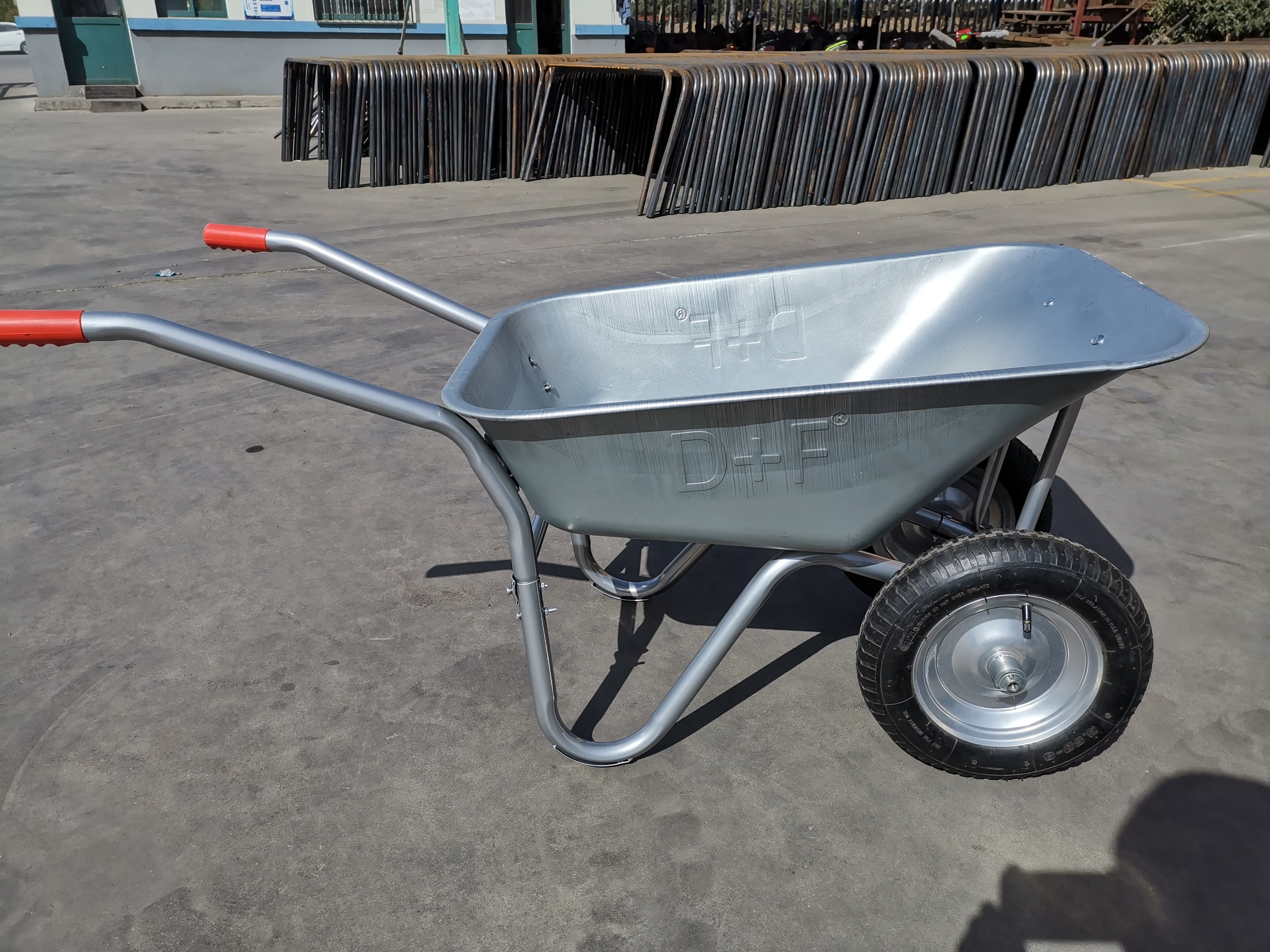 heavy duty and big capacity 90L construction wheelbarrow and two wheels garden wheel barrow WB5009