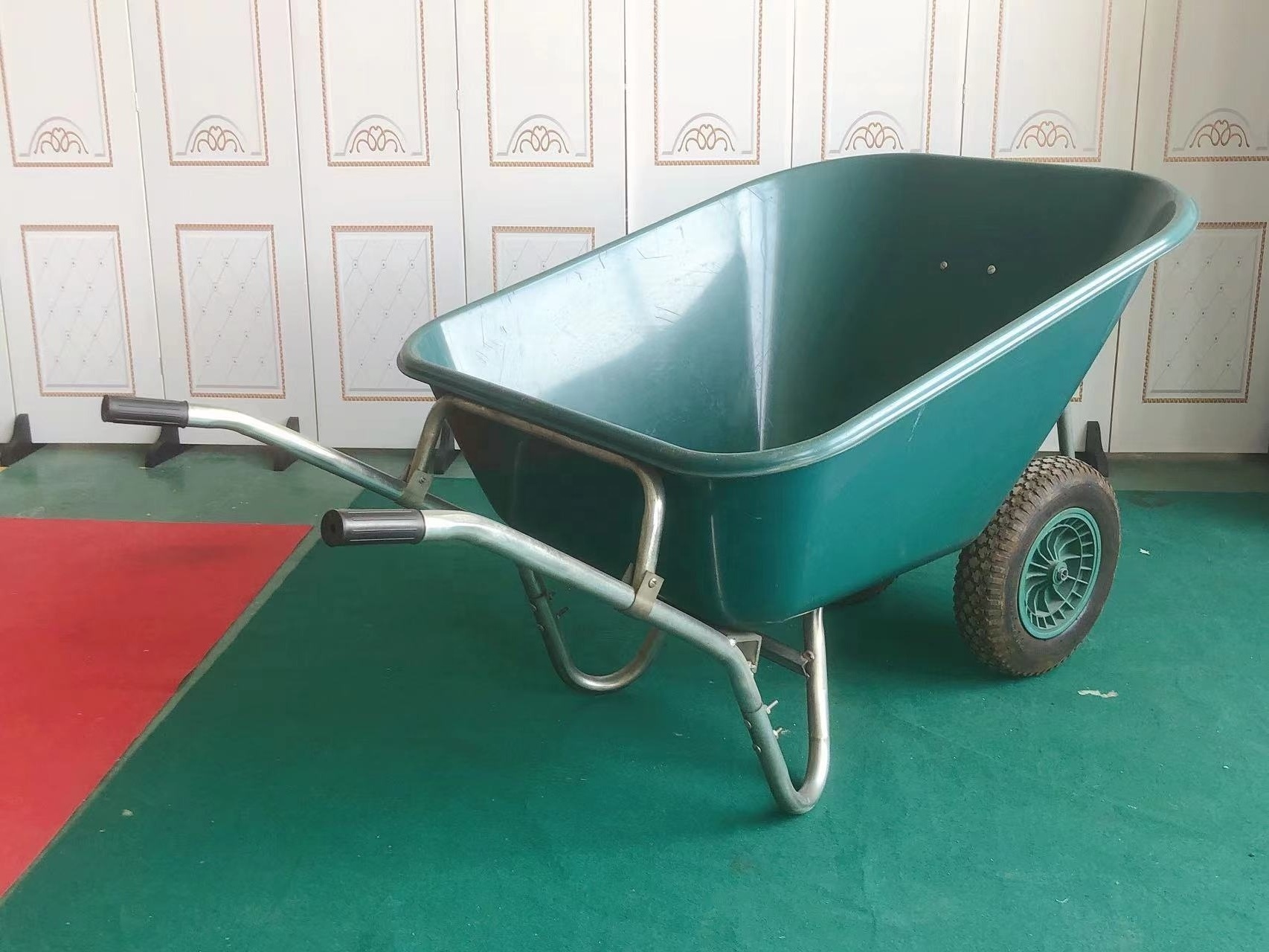 factory promotion large size PLASTIC tray 140 liter wheelbarrow