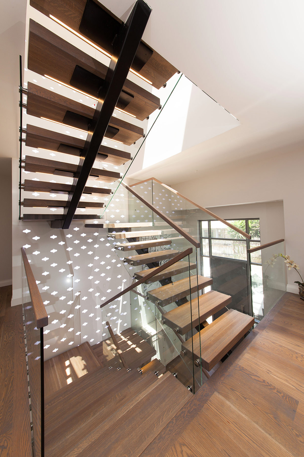 Prefab powder coating carbon steel mono beam beech/oak wood tread stairs indoor/staircase design for houses