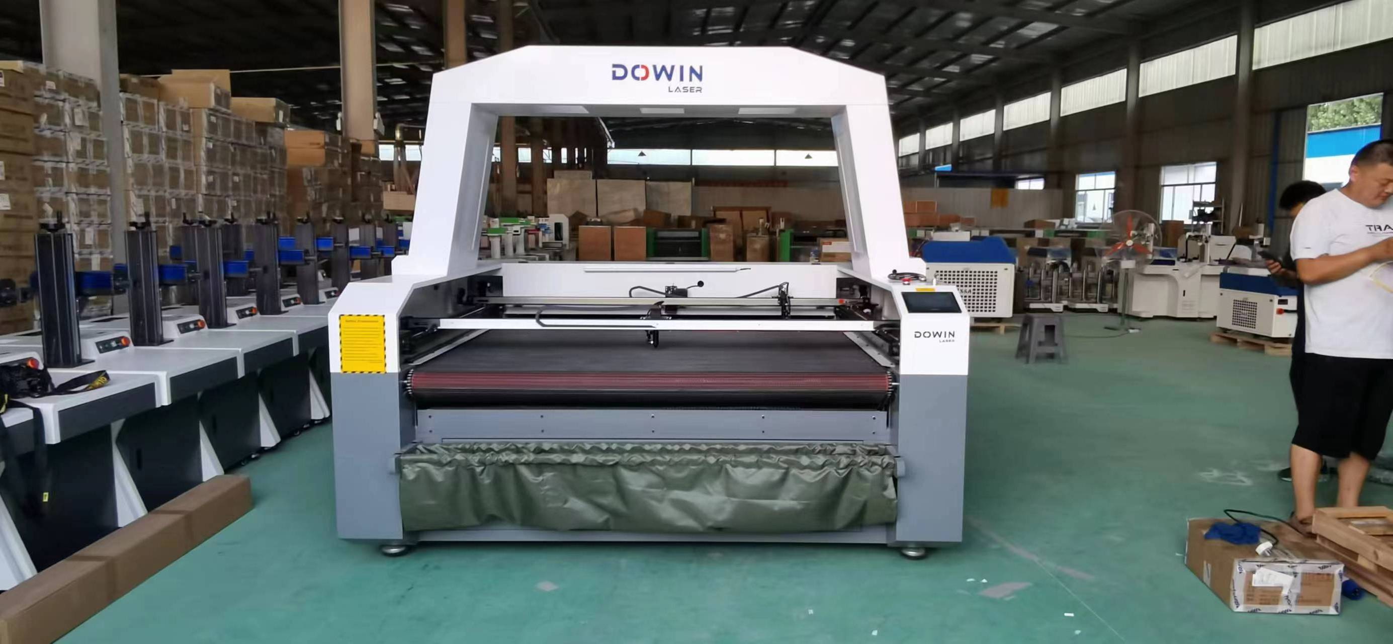 1812 1825 Fabric Cloth Co2 Laser Cutting Machine Dual Laser Heads CCD Camera with Auto Feeding System.