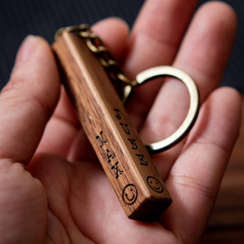 Promotional Gift Luxury Wood Key Chains Personalized Laser Engraved Logo Walnut Wood Keychains