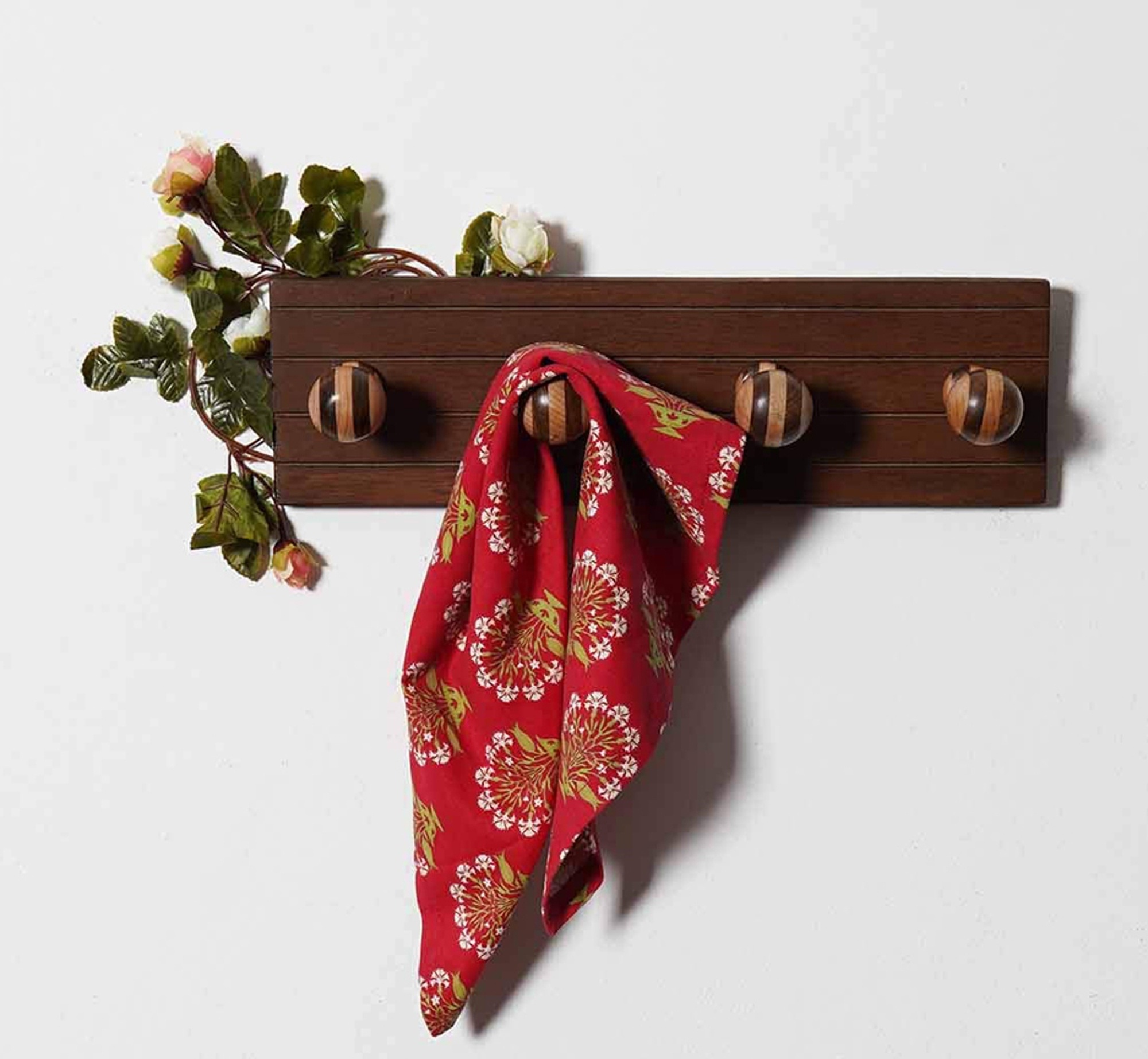 Wholesale Price Wooden Hanger  Wall Mounted  Kitchen Bedroom Store Solid Wood Natural Cloth Organizing Tool and Accessories