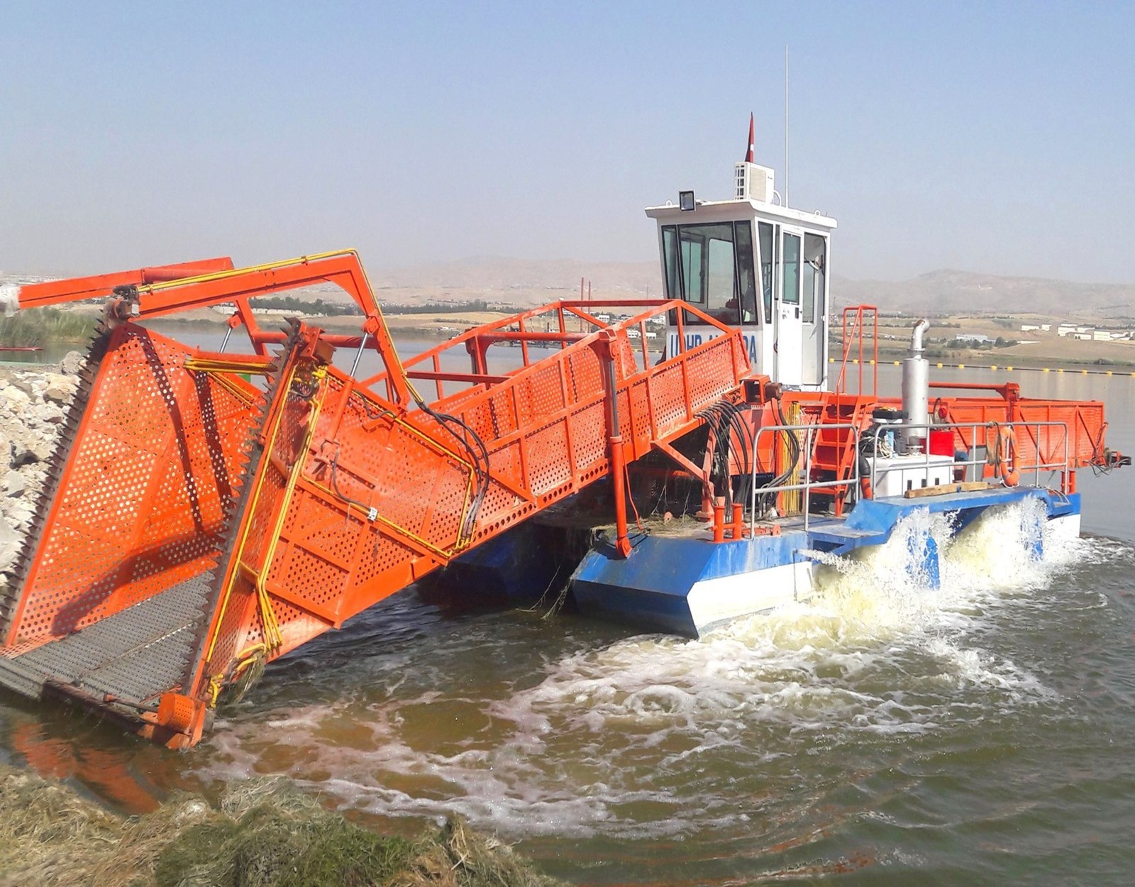 river and lake cleaning machine aquatic trash skimmer