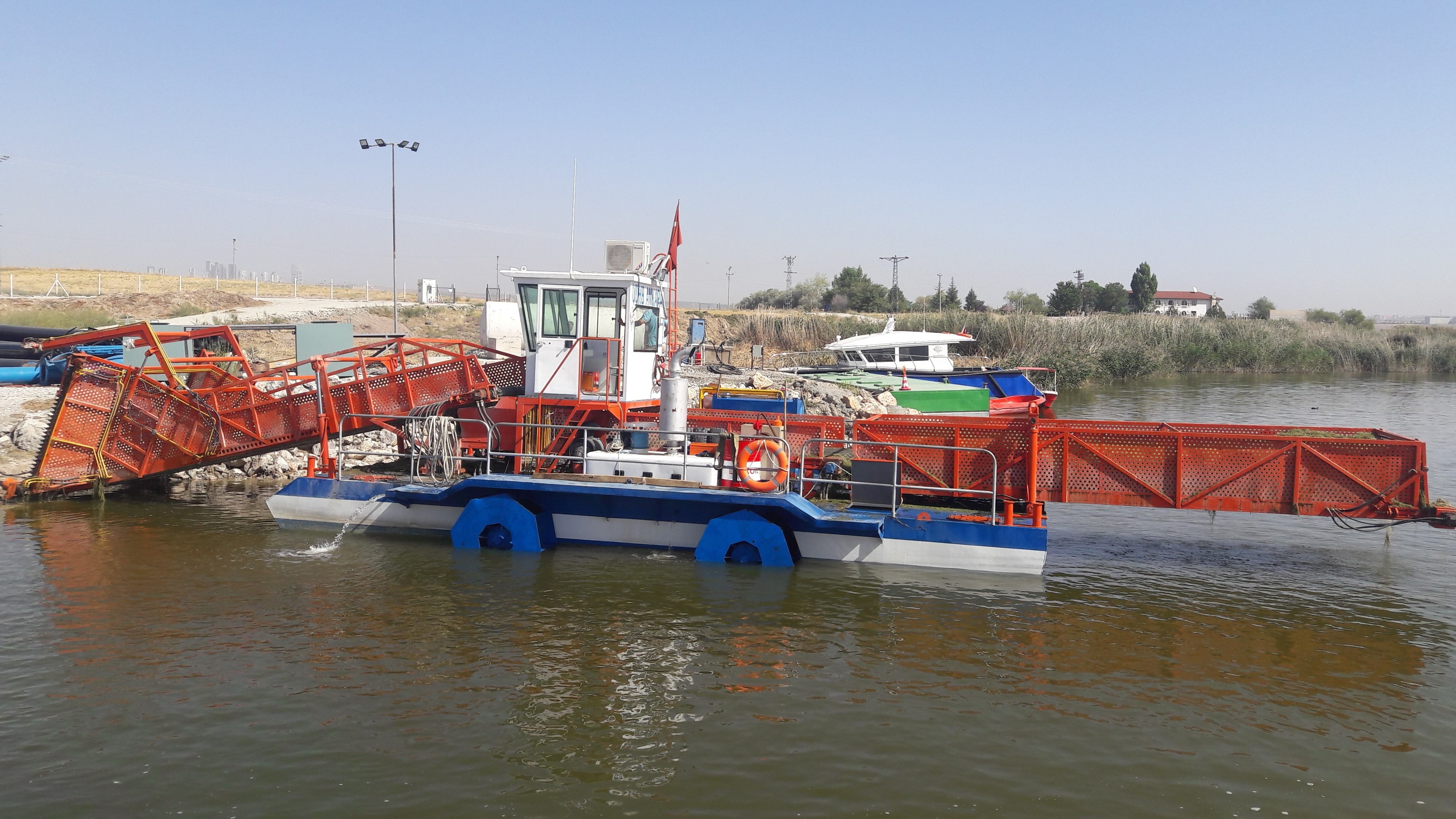 river and lake cleaning machine aquatic trash skimmer