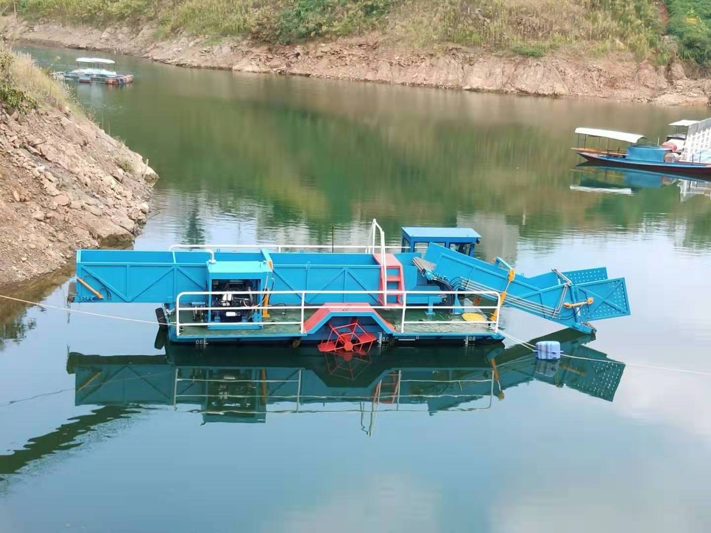 river and lake cleaning machine aquatic trash skimmer