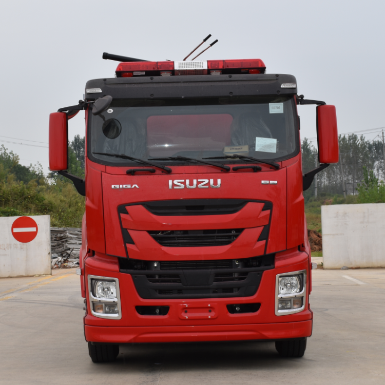 Single row cabin Heavy-duty Japanese ISUZU Giga fire water truck combined with water foam and powder