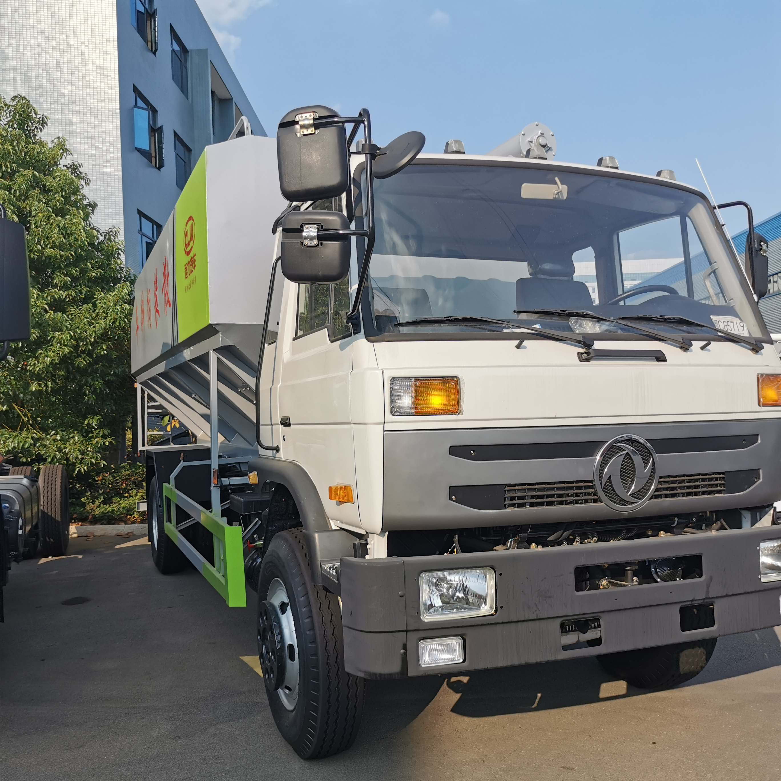 Factory Direct Dongfeng 4x2 142 Horse Power Grain Transport Bulk feed Delivery Truck