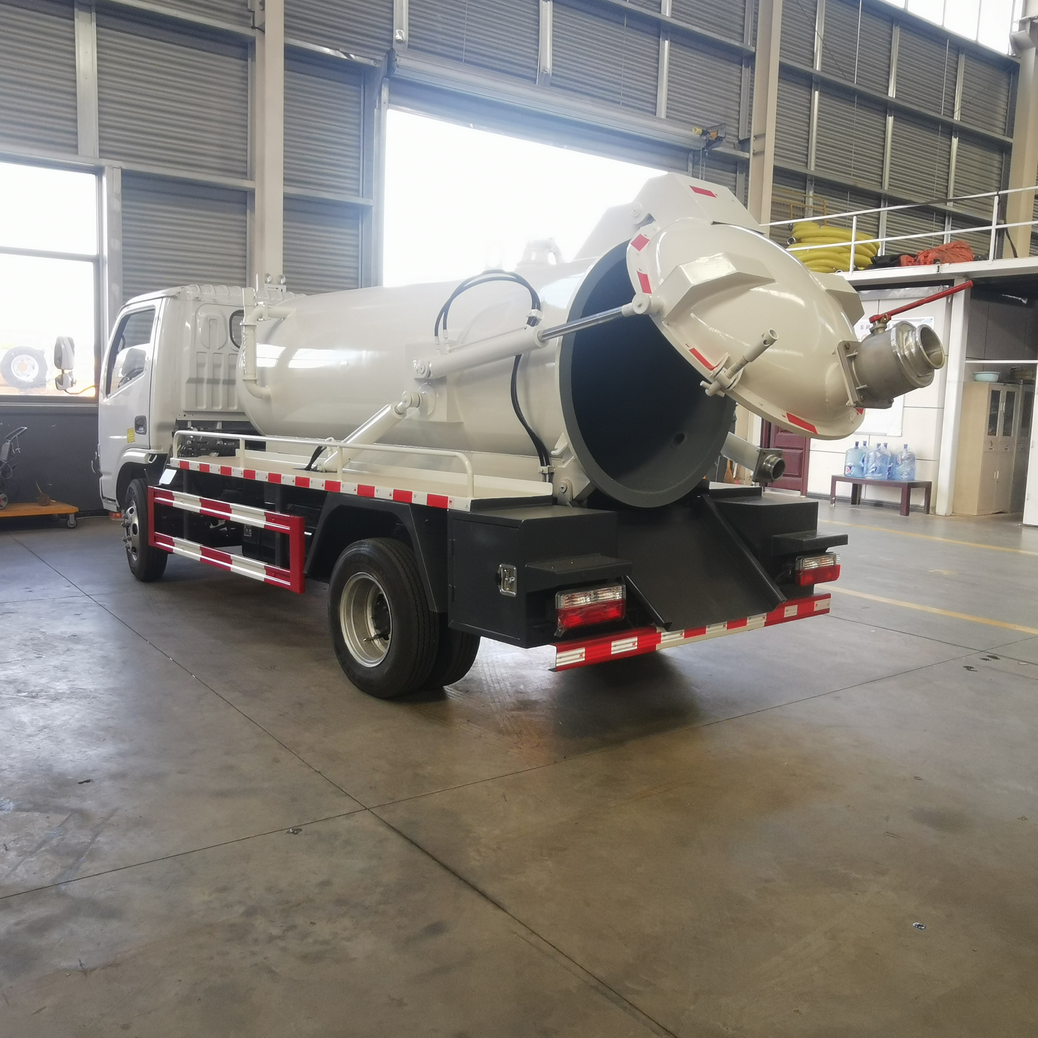 small sewer suction and cleaning truck 4000L Sewage Vacuum Truck sewage truck