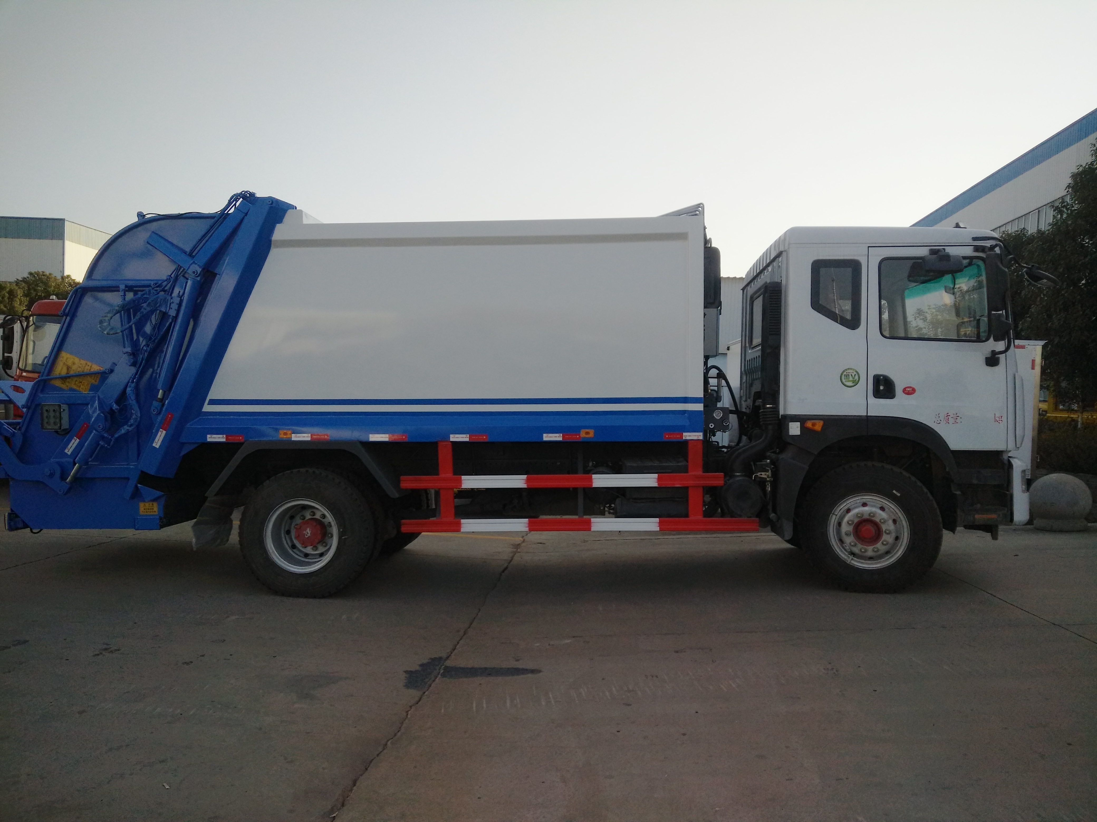 2020 new compressing type garbage truck 280HP HOWO heavy duty 3 axle 10m3 compressing garbage truck