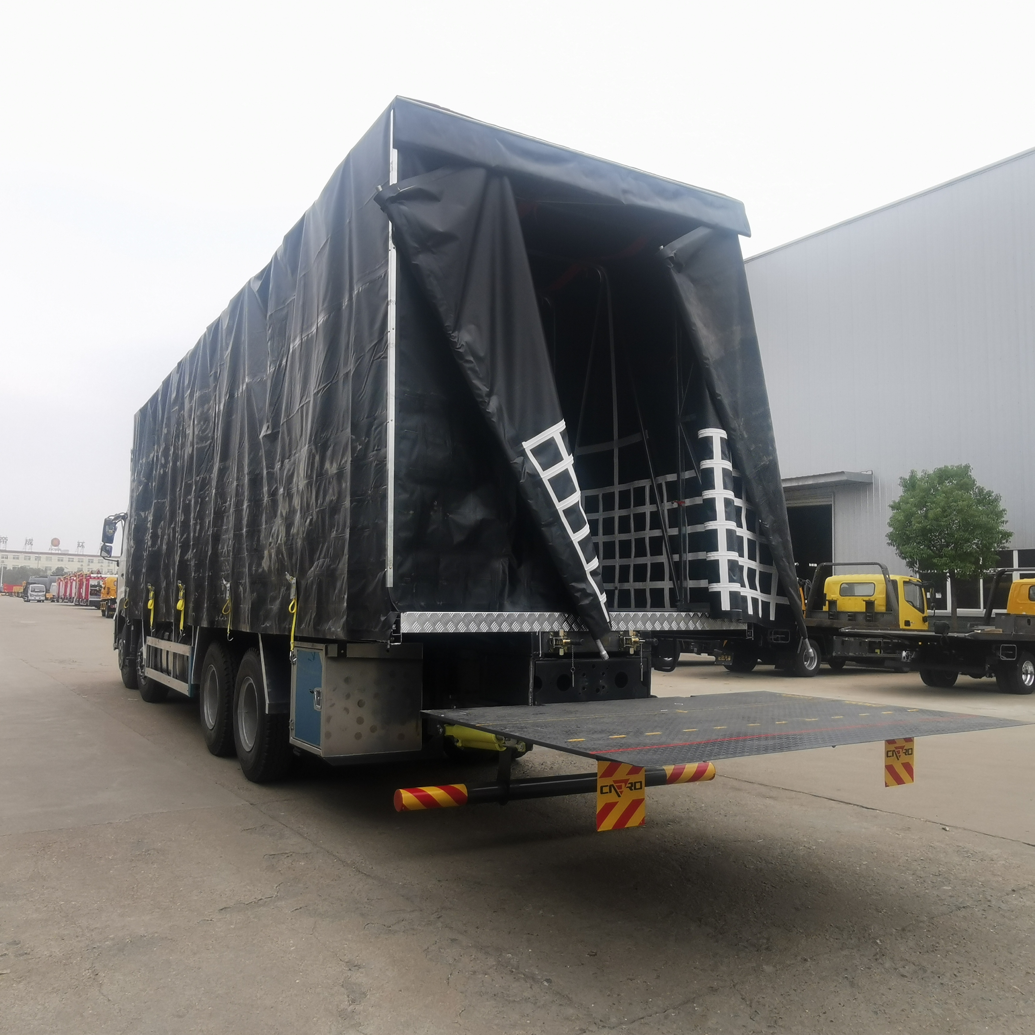 Dongfeng 8x4 rear ladder platform mobile knuckle marine deck arm lift boom hydraulic folding crane mounted truck 14t