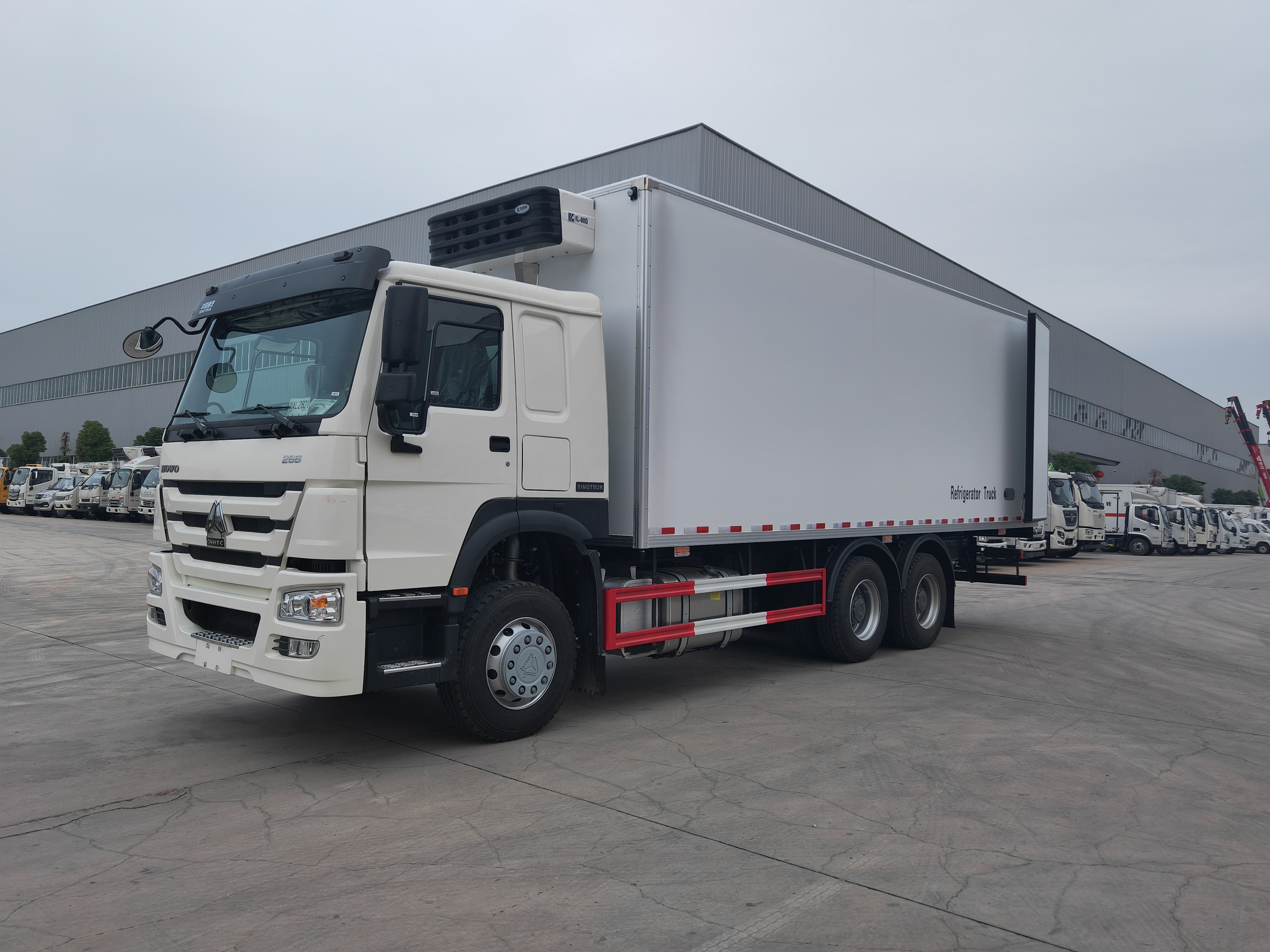 Famous brand chassis 40FT Food Refrigerated Truck Trailer Container Refrigerator Trucks For Sale