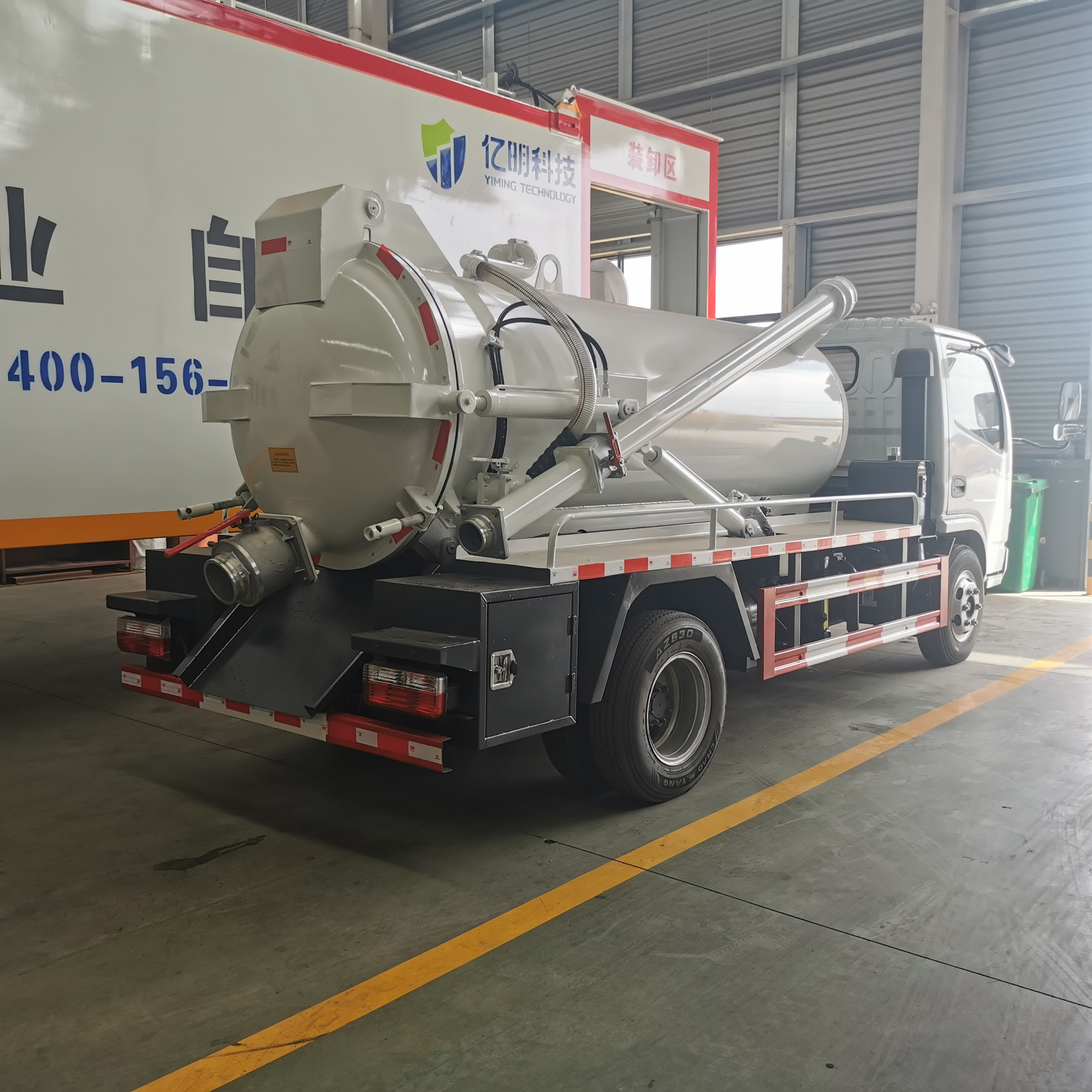 small sewer suction and cleaning truck 4000L Sewage Vacuum Truck sewage truck