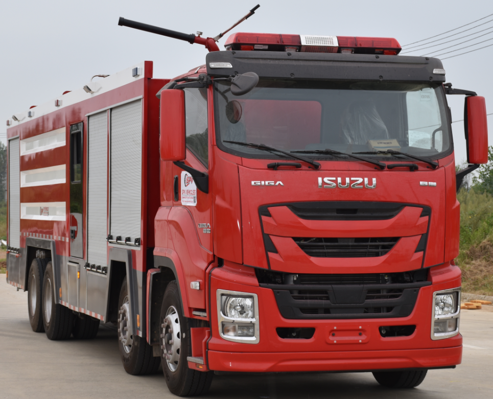 Single row cabin Heavy-duty Japanese ISUZU Giga fire water truck combined with water foam and powder