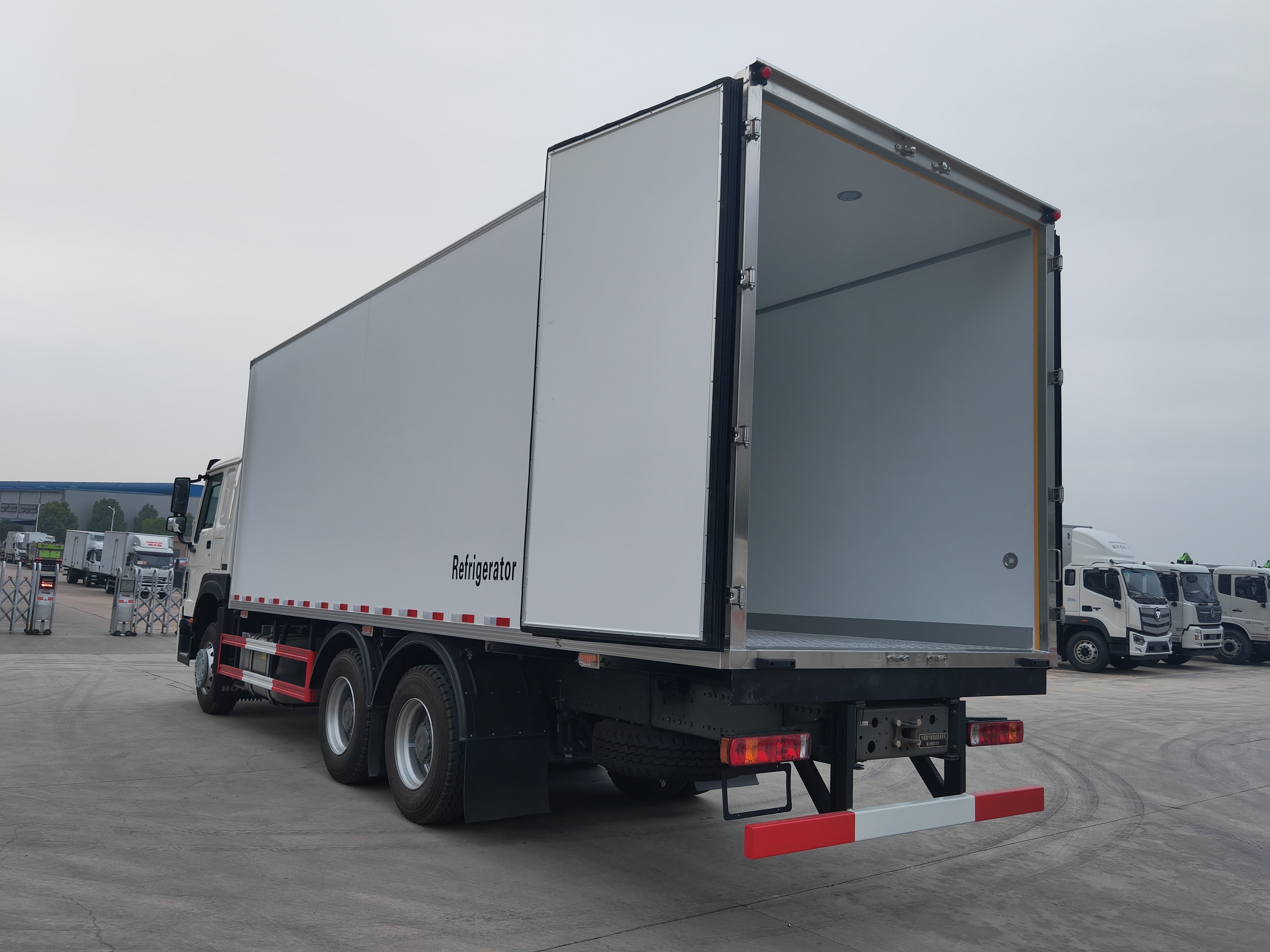 Famous brand chassis 40FT Food Refrigerated Truck Trailer Container Refrigerator Trucks For Sale