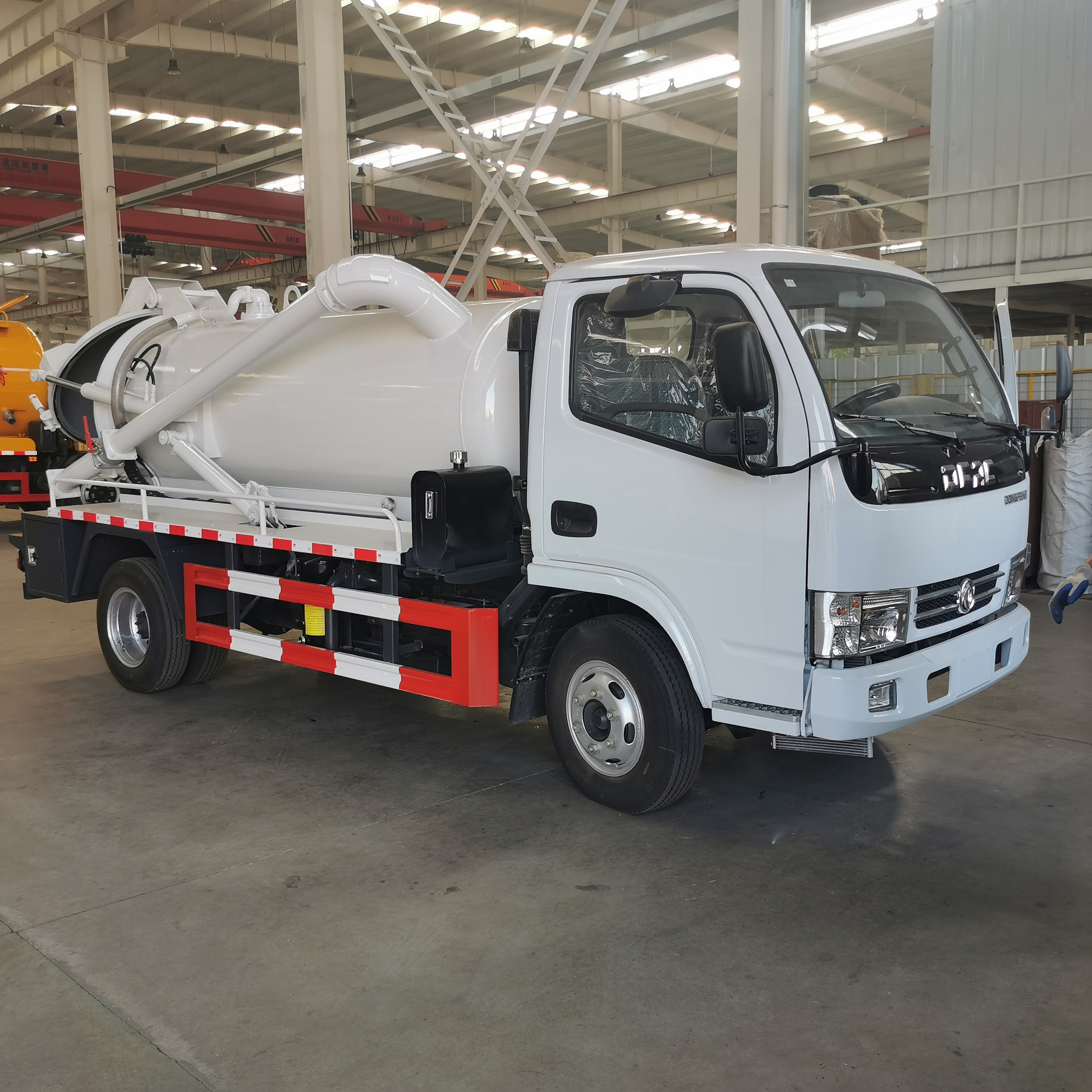 small sewer suction and cleaning truck 4000L Sewage Vacuum Truck sewage truck