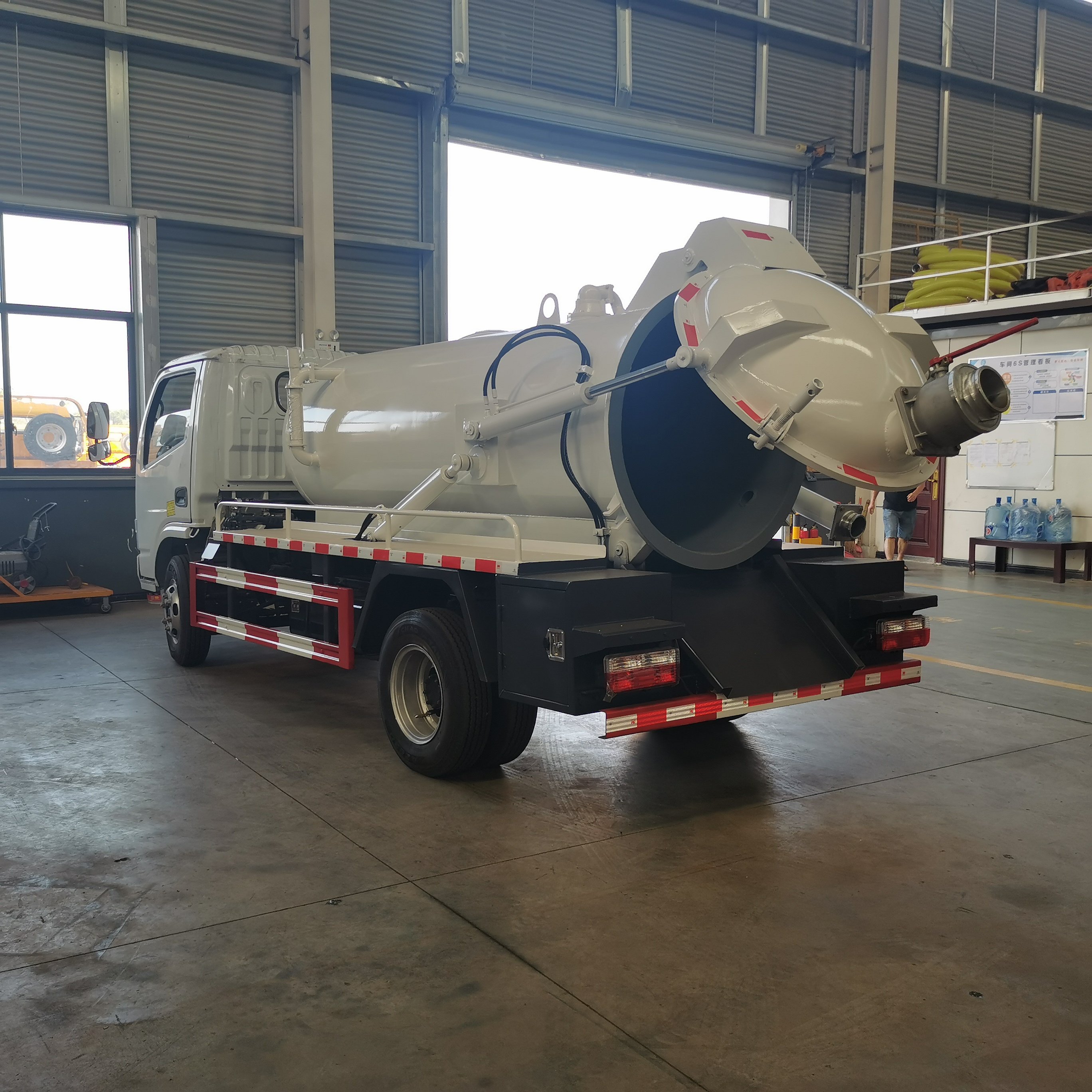 small sewer suction and cleaning truck 4000L Sewage Vacuum Truck sewage truck