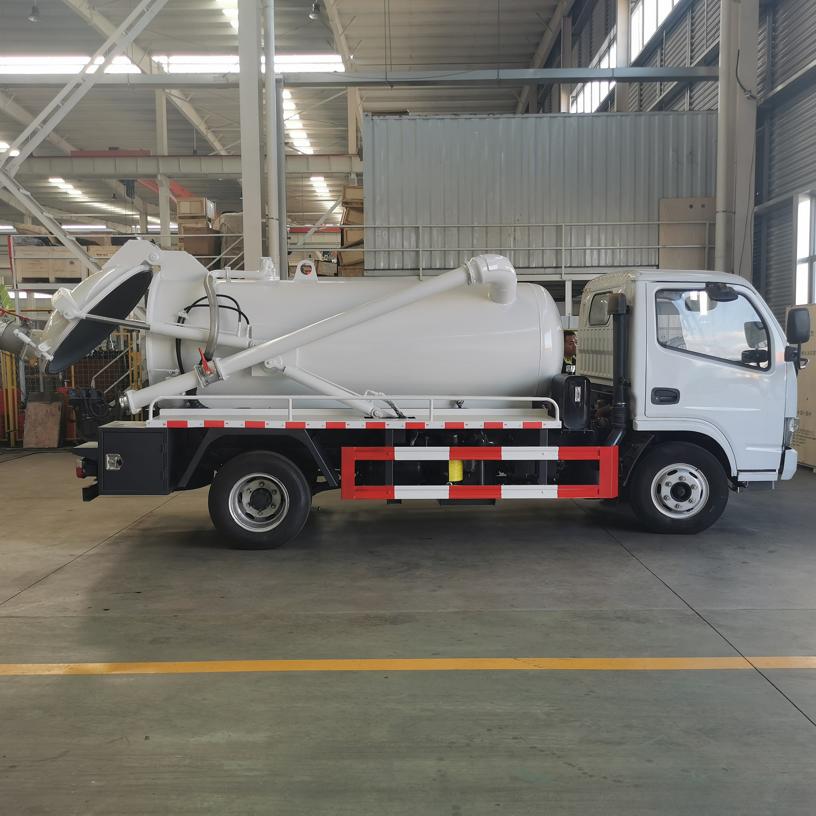 small sewer suction and cleaning truck 4000L Sewage Vacuum Truck sewage truck