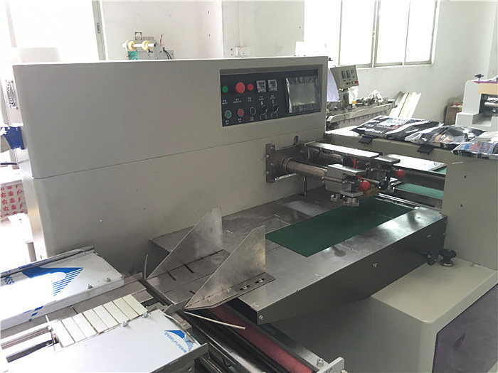 Foshan Factory Pillow Bag Lettuce Wrapping Flow Fruit Vegetable Wrapping Equipment Down paper Sticky Food Packing Machine