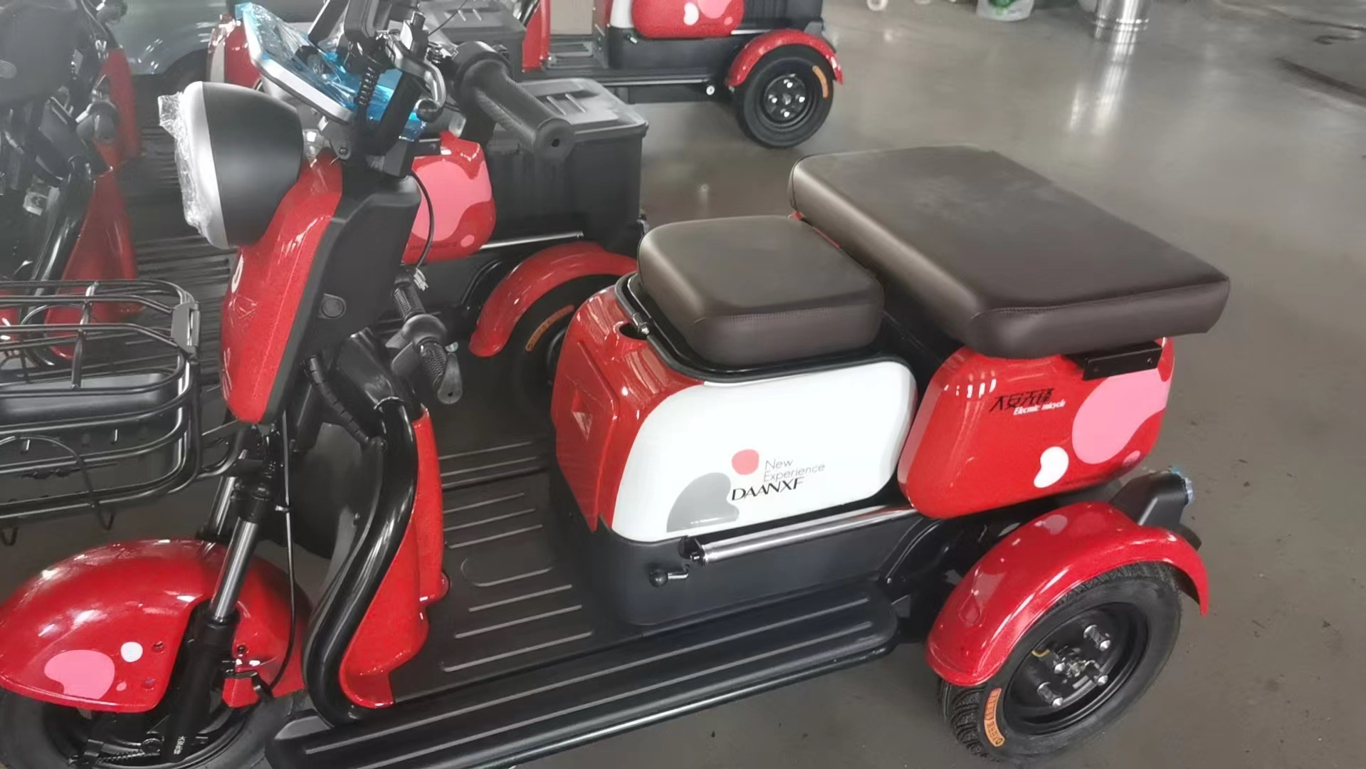 2024 hot sale electric 3 wheel bike taxi for sale/electric cargo motorcycle tricycle