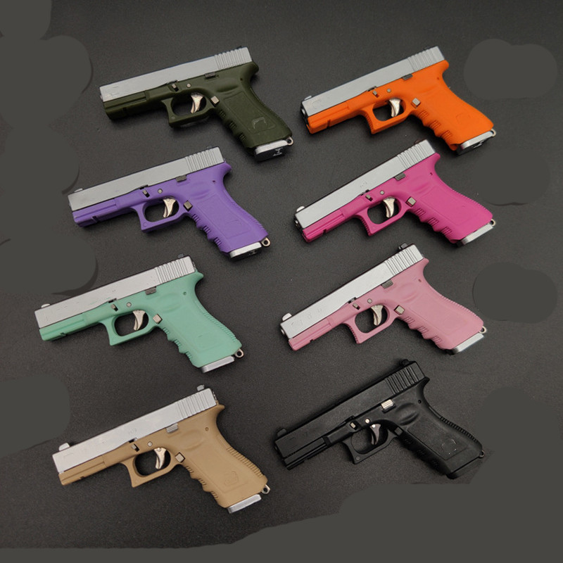 G17 1:3 gun model Shell throwing toy gun key chain model pendant eating chicken toy