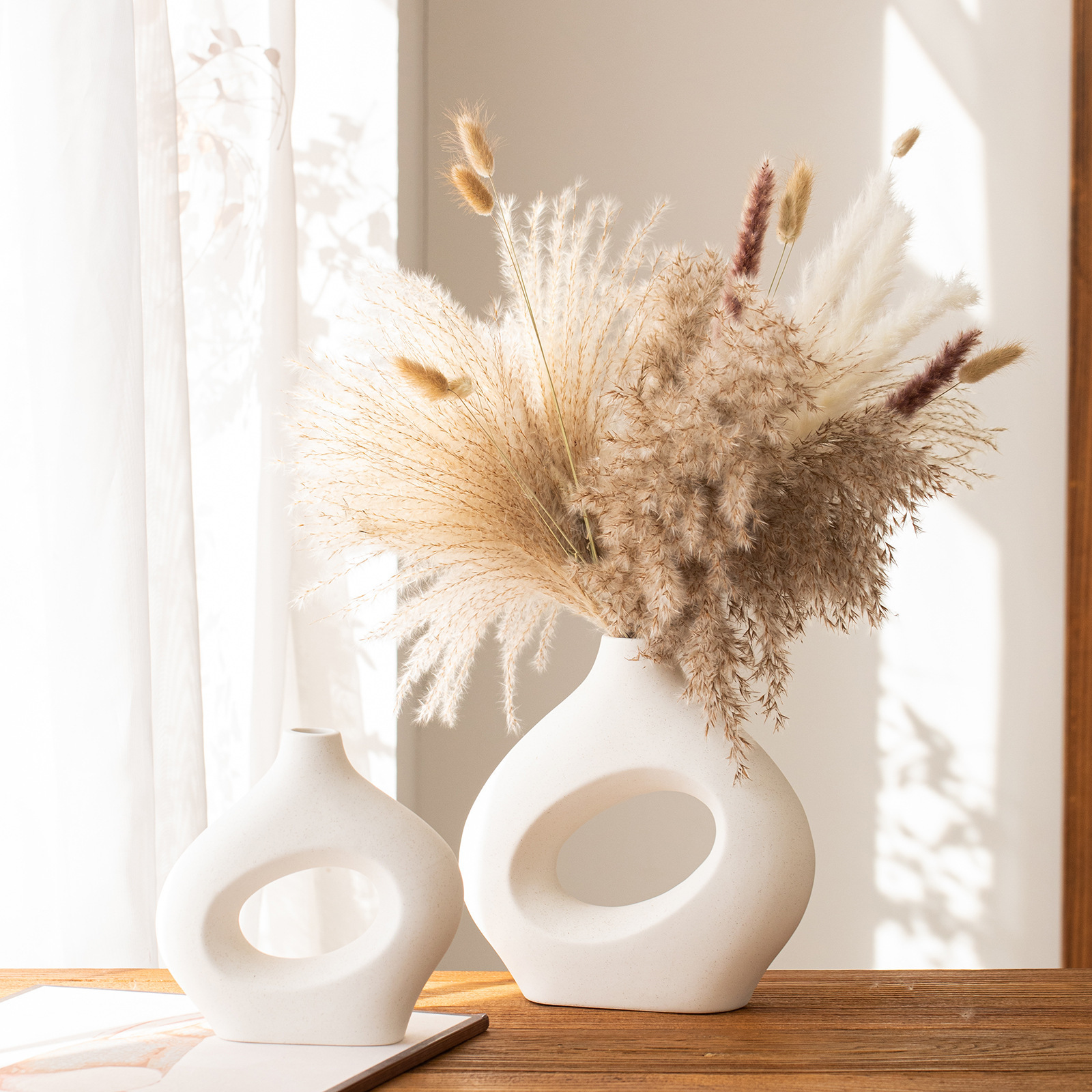 Circle vase ins wind Nordic ceramic vase decoration creative soft decoration white and black ceramic vase