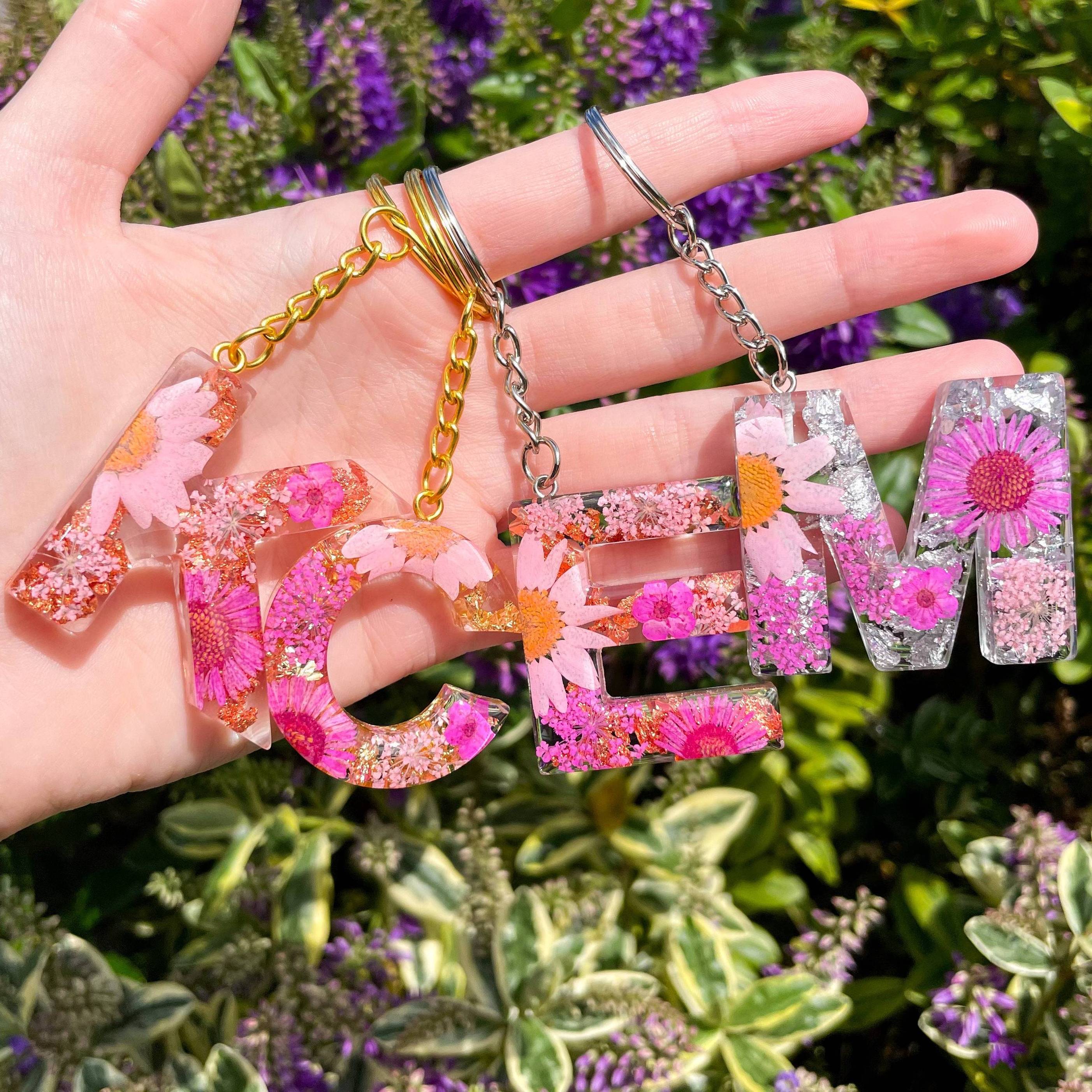 Good Quality And Price Of Flower Letter Keychain Personalized Floral Resin Initial Keychain  The Most Competitive Price