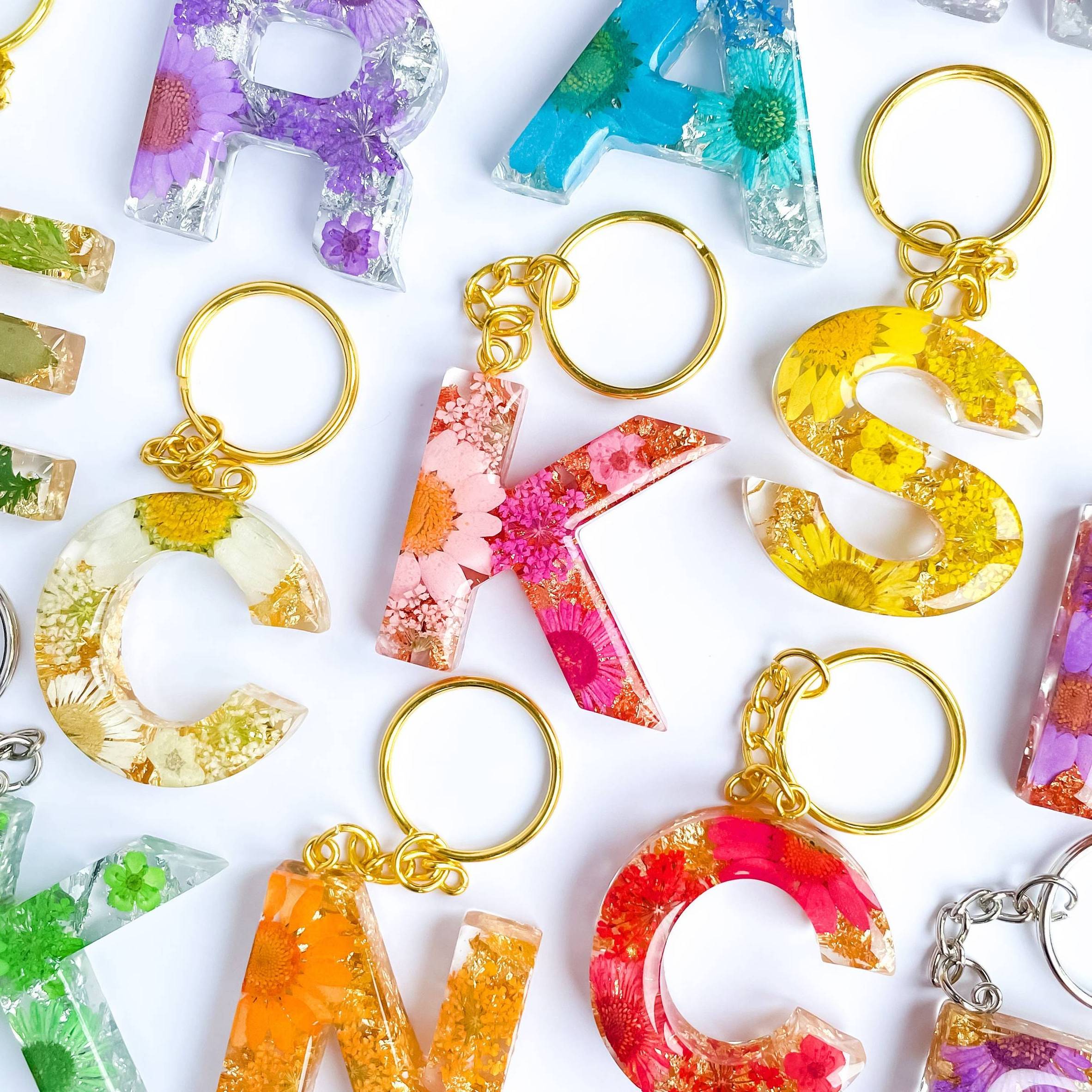 Good Quality And Price Of Flower Letter Keychain Personalized Floral Resin Initial Keychain  The Most Competitive Price